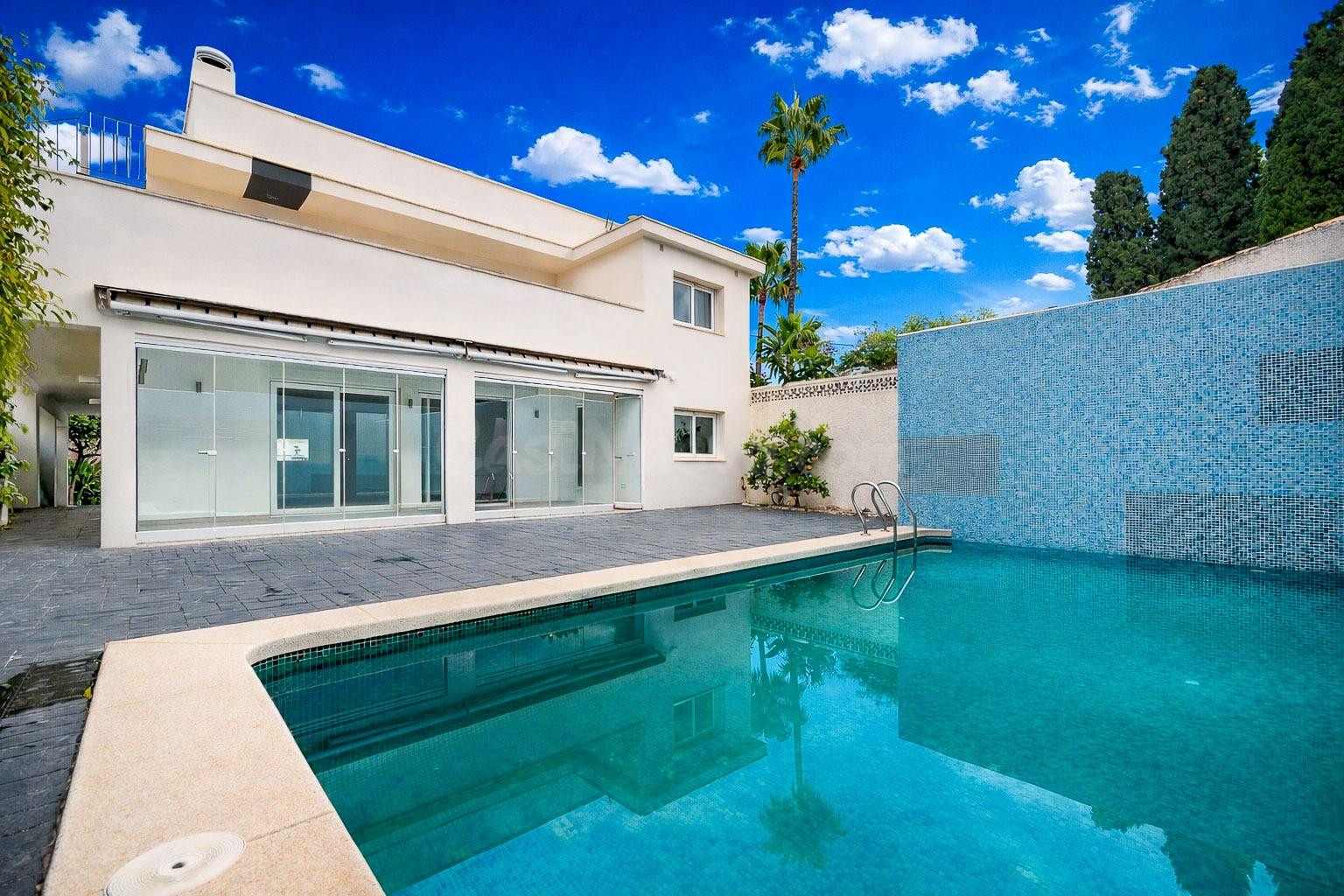 Espacioso chalet pareado de 250m2 con piscina y parking en el corazón del Albir