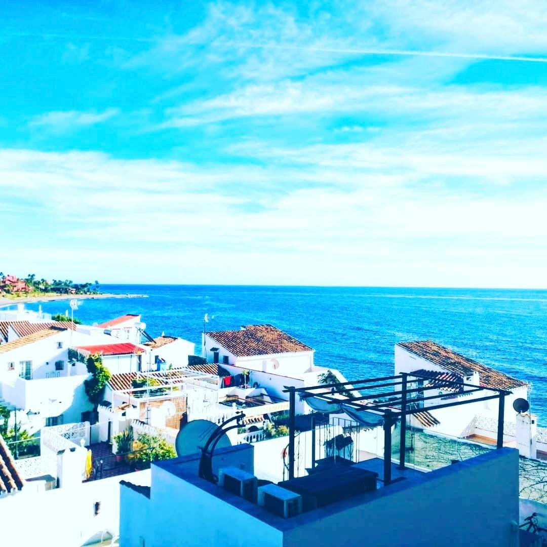 **Estudio Exclusivo en Primera Línea de Playa con Licencia Turística – Alta Rentabilidad | Estepona**