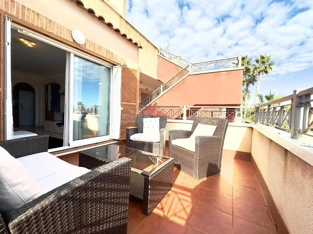 BUNGALOW DE 2 DORMITORIOS Y 1 BAÑO EN PLAYA FLAMENCA (ORIHUELA COSTA)