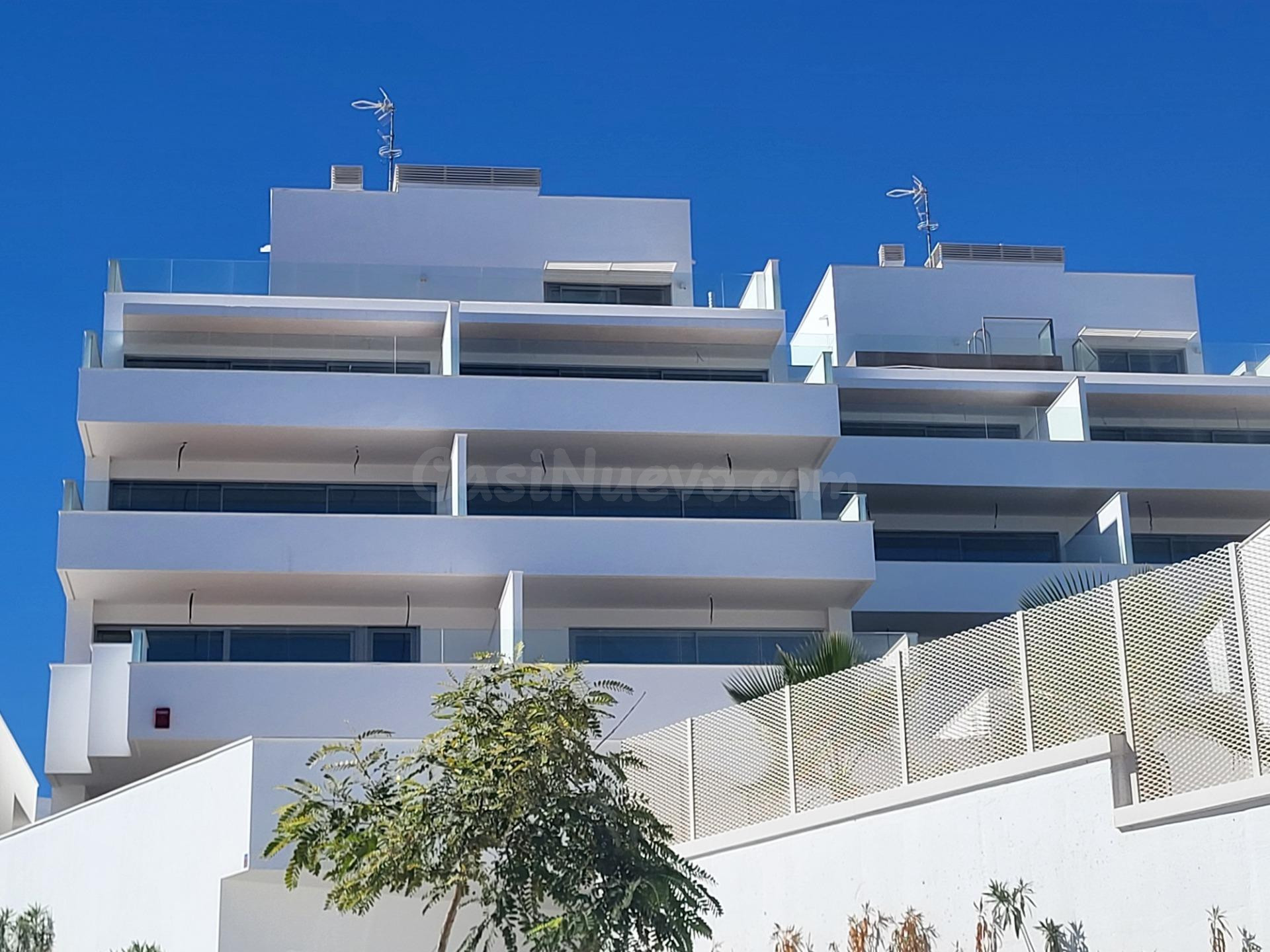 Ático con amplia terraza en Bahía Dorada – Estepona