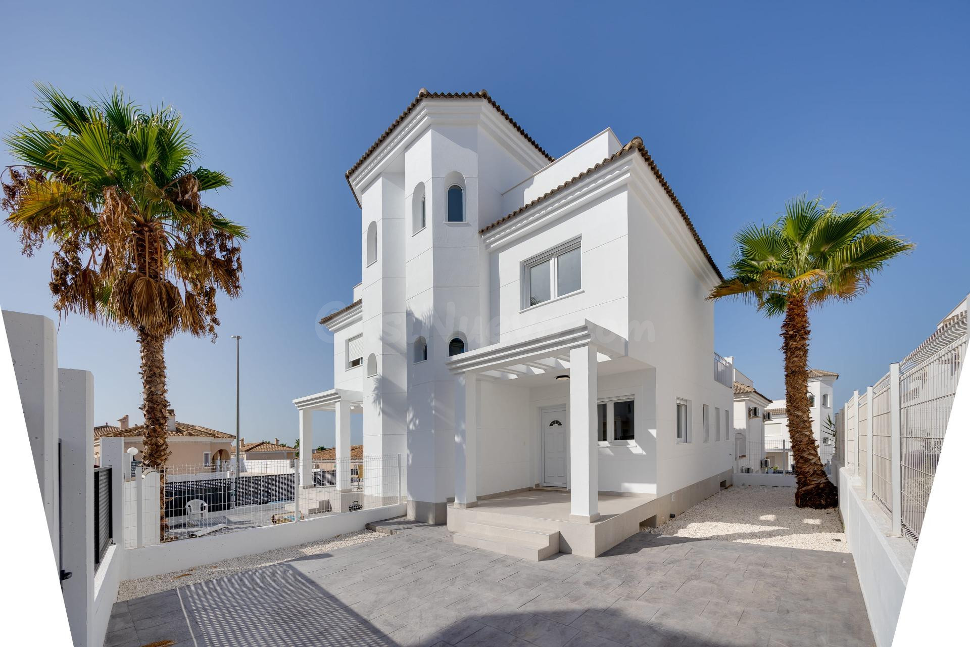 Villa de obra nueva de 3 dormitorios en San Fulgencio – Jardín, piscina y solárium privados