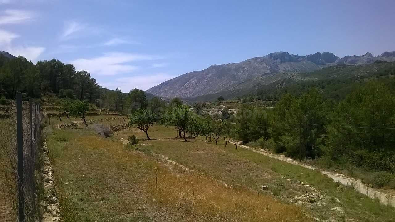 Gran parcela de más de 15.000 m2 en Beniss