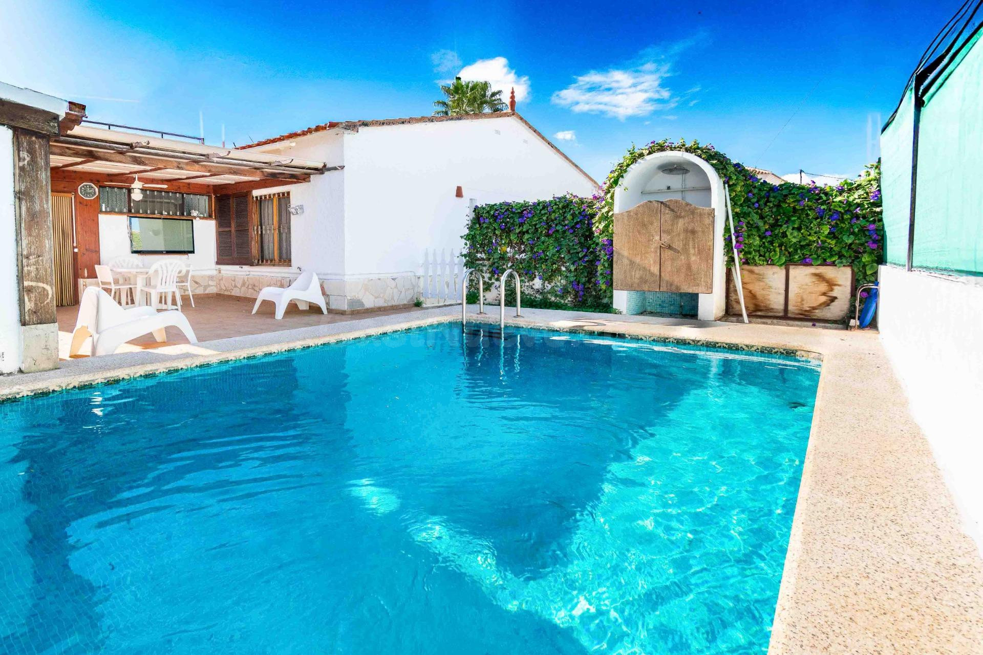 Chalet de 3 dormitorios con piscina y garaje, parcela de 450m2 en el centro del Albir