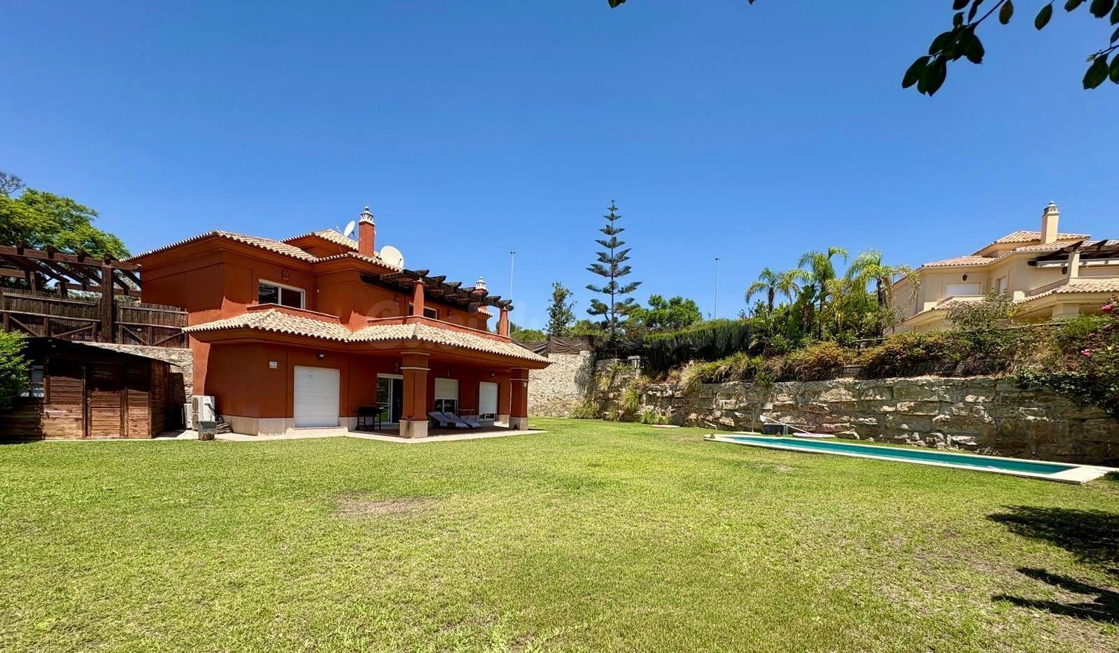 VILLA INDEPENDIENTE CON IMPRESIONANTE JARDÍN Y PISCINA  EN LA URBANIZACIÓN SANTA CLARA - MARBELLA