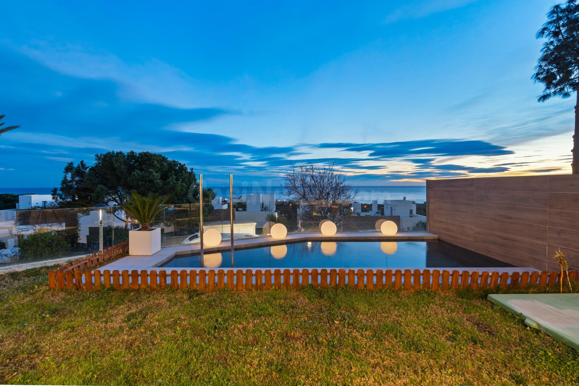 **Exclusivo Bajo con Jardín, Piscina Privada y Vistas Panorámicas al Mar – Junto al Campo de Golf**