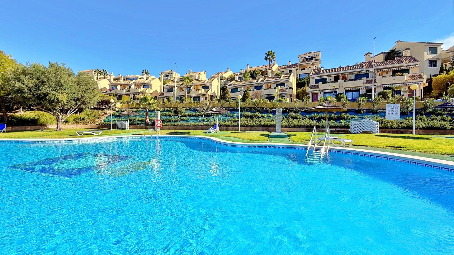 Encantador adosado con solárium y piscina en Lomas de Cabo Roig