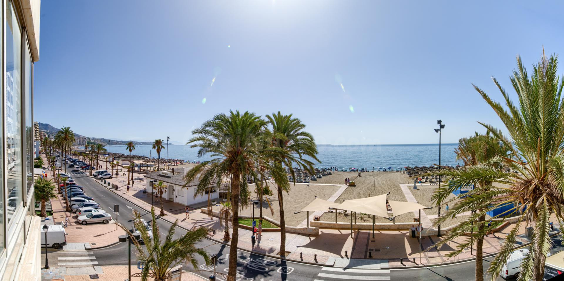 Piso de 3 dormitorios en venta en primera línea de playa en Fuengirola, con terraza y vistas al mar