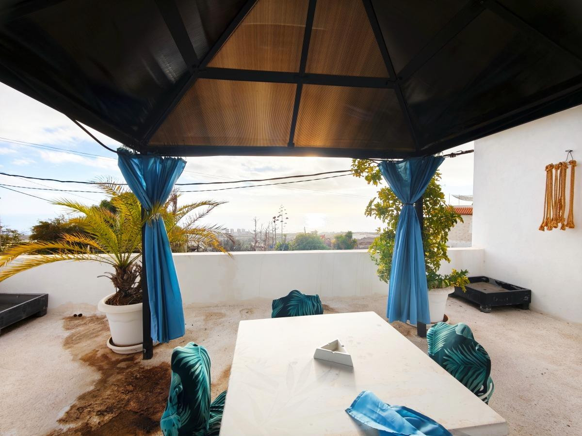 Vivienda tipo loft semi-adosada con amplia azotea y vistas al océano – Los Menores, Adeje