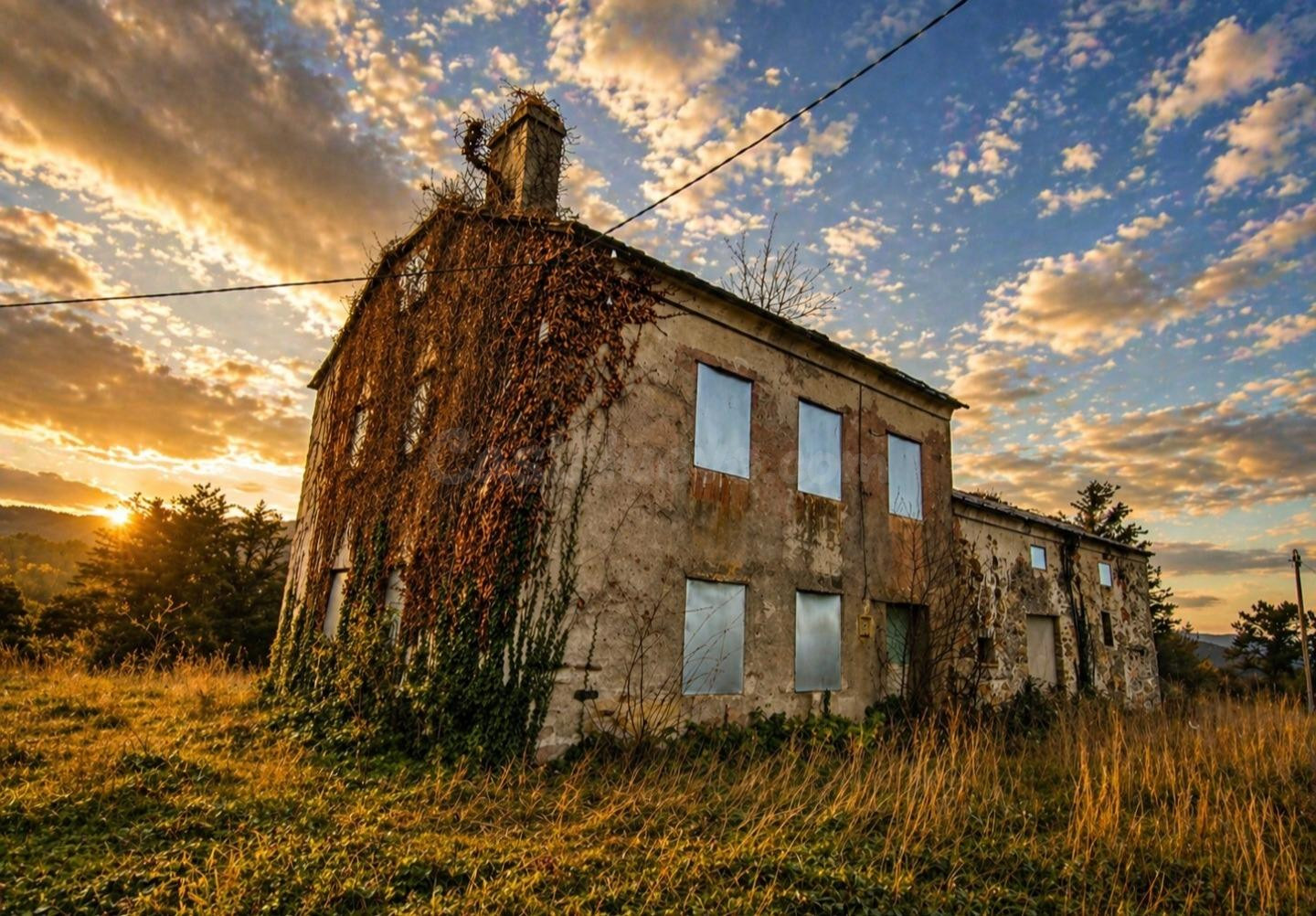 Casa con VISTAS AL MAR y gran parcela, en Castropol