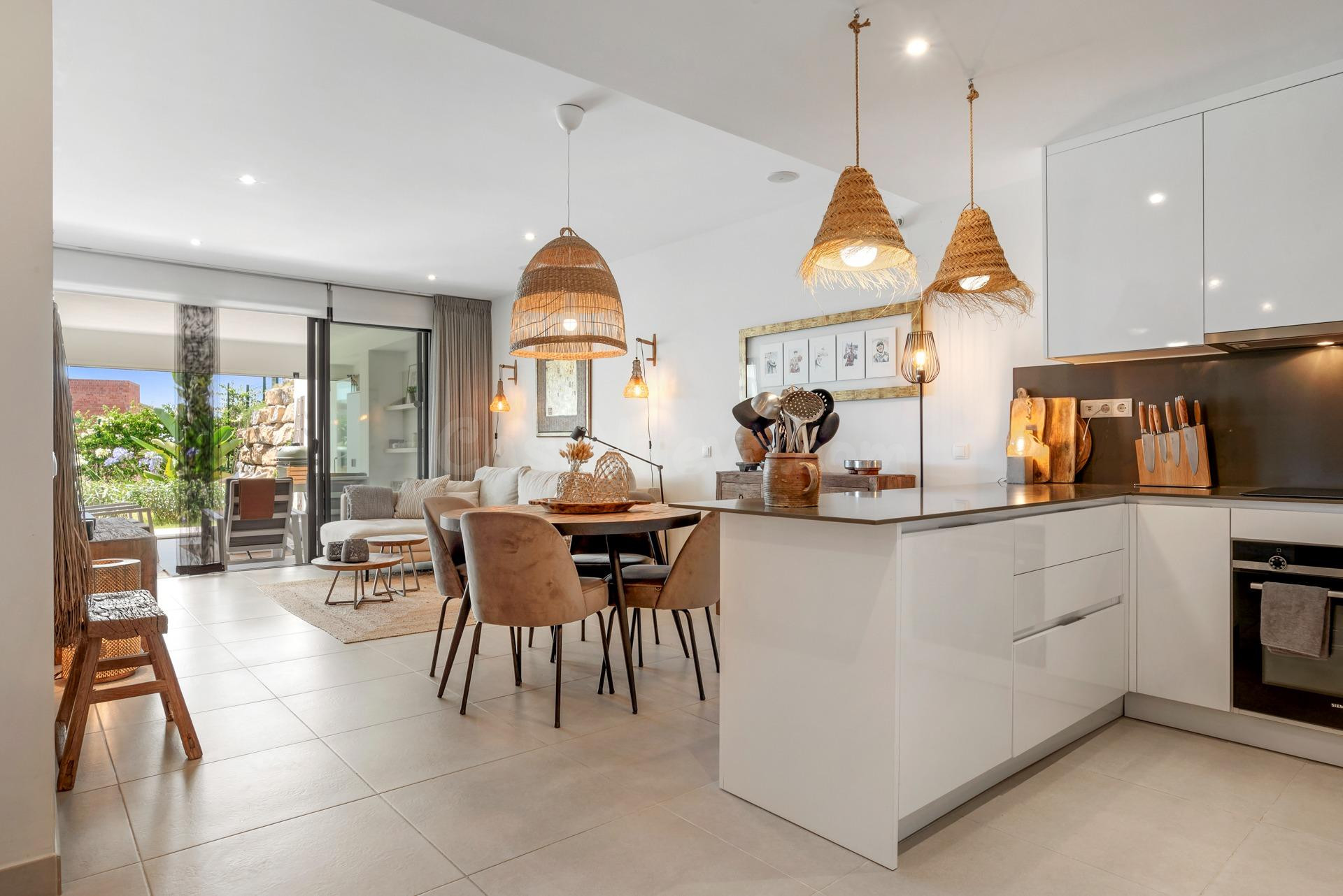 ESTEPONA: Elegante Apartamento con Vistas en Urbanización Exclusiva