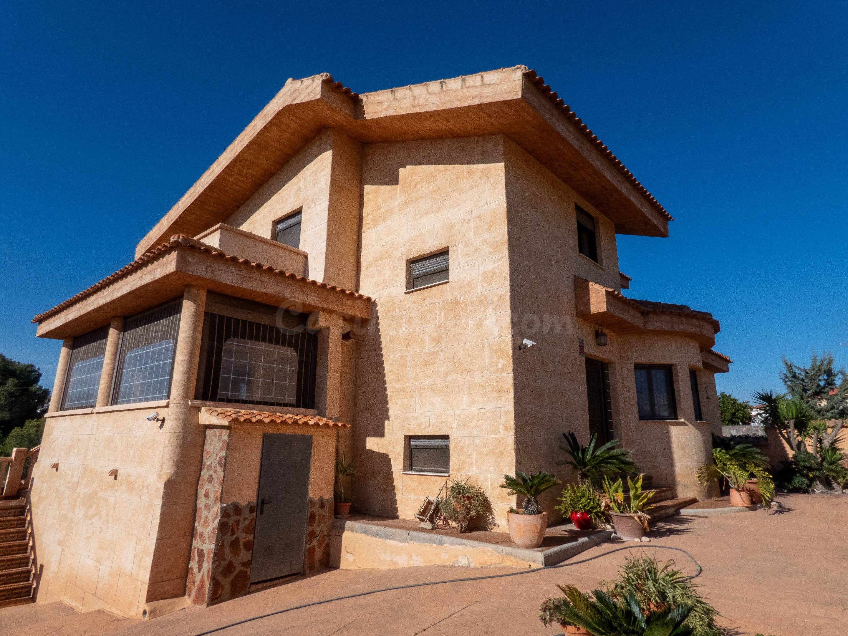 A Mediterranean oasis for slow living: detached villa with pool in San Fulgencio