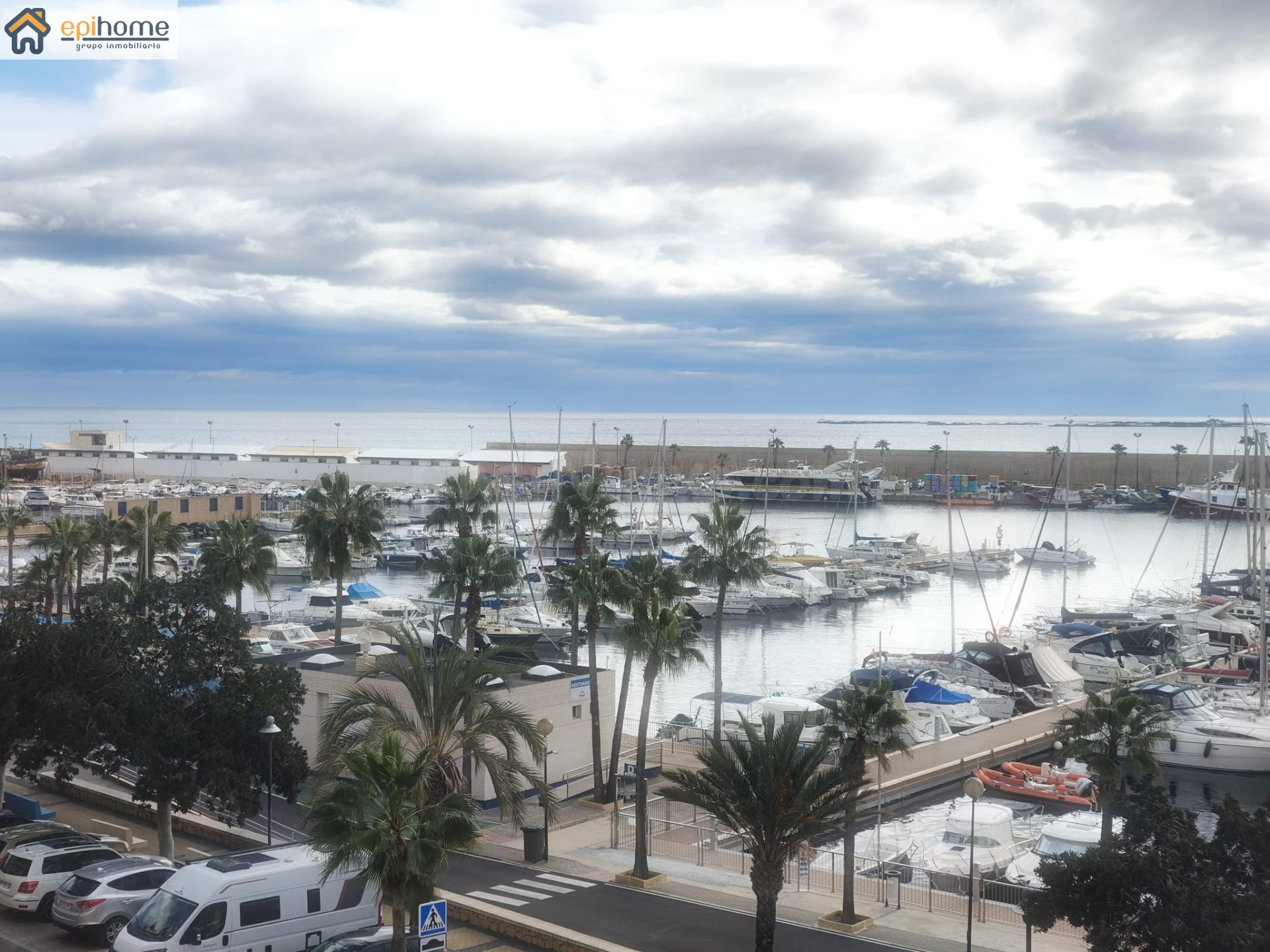 PISO EN PRIMERÍSIMA LÍNEA DE MAR CON VISTA AL PUERTO