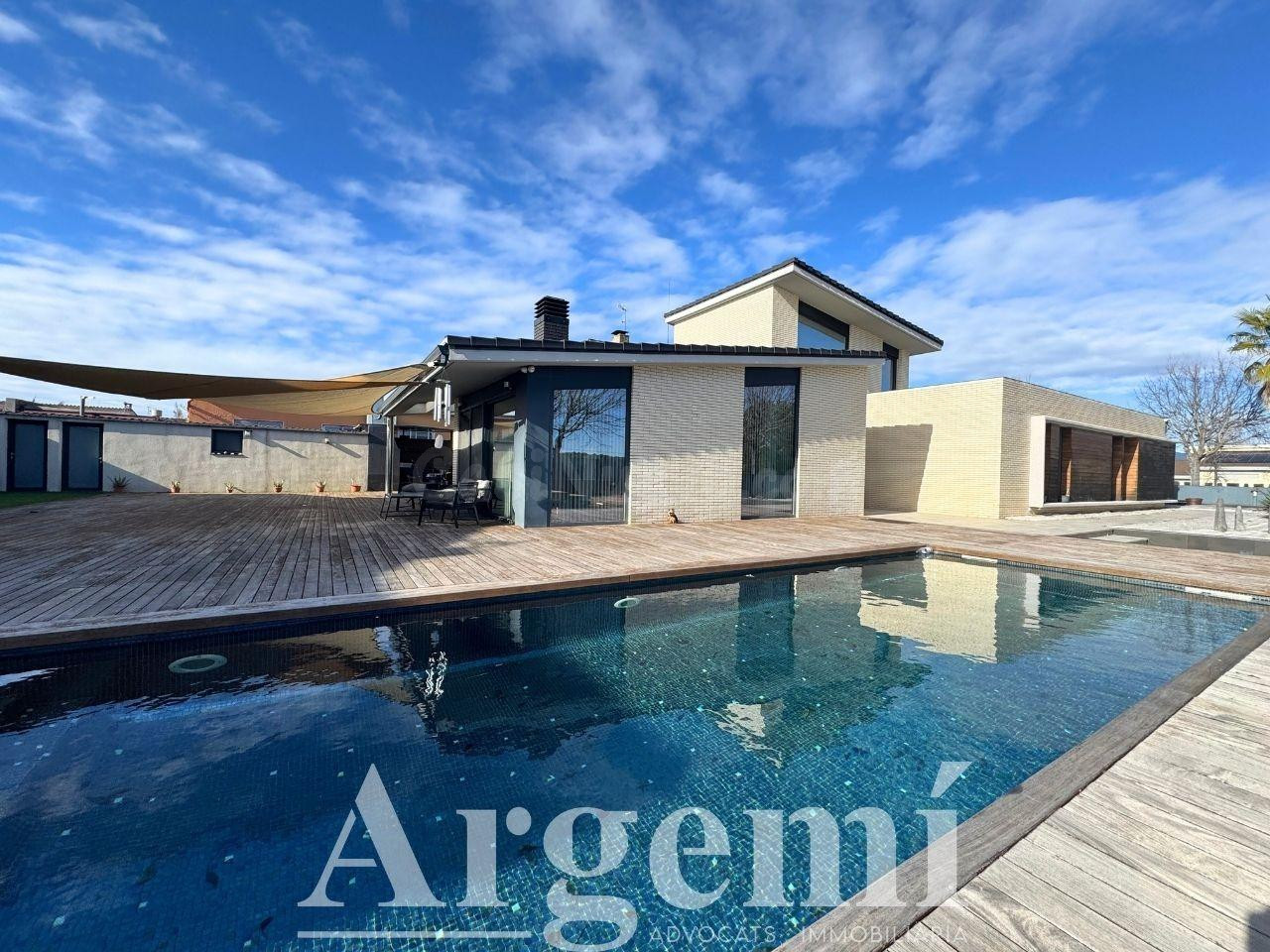 Espectacular Chalet moderno con piscina climatizada, jardín y vistas panorámicas