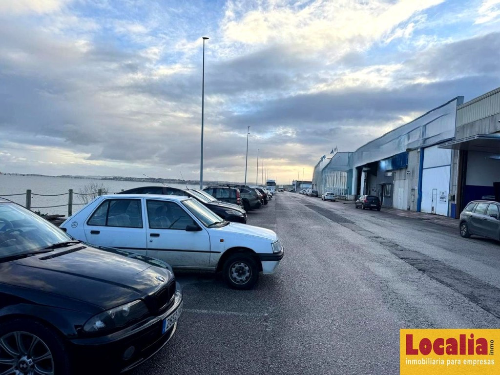 Alquiler de estupenda y bien ubicada nave en Raos - foto 2