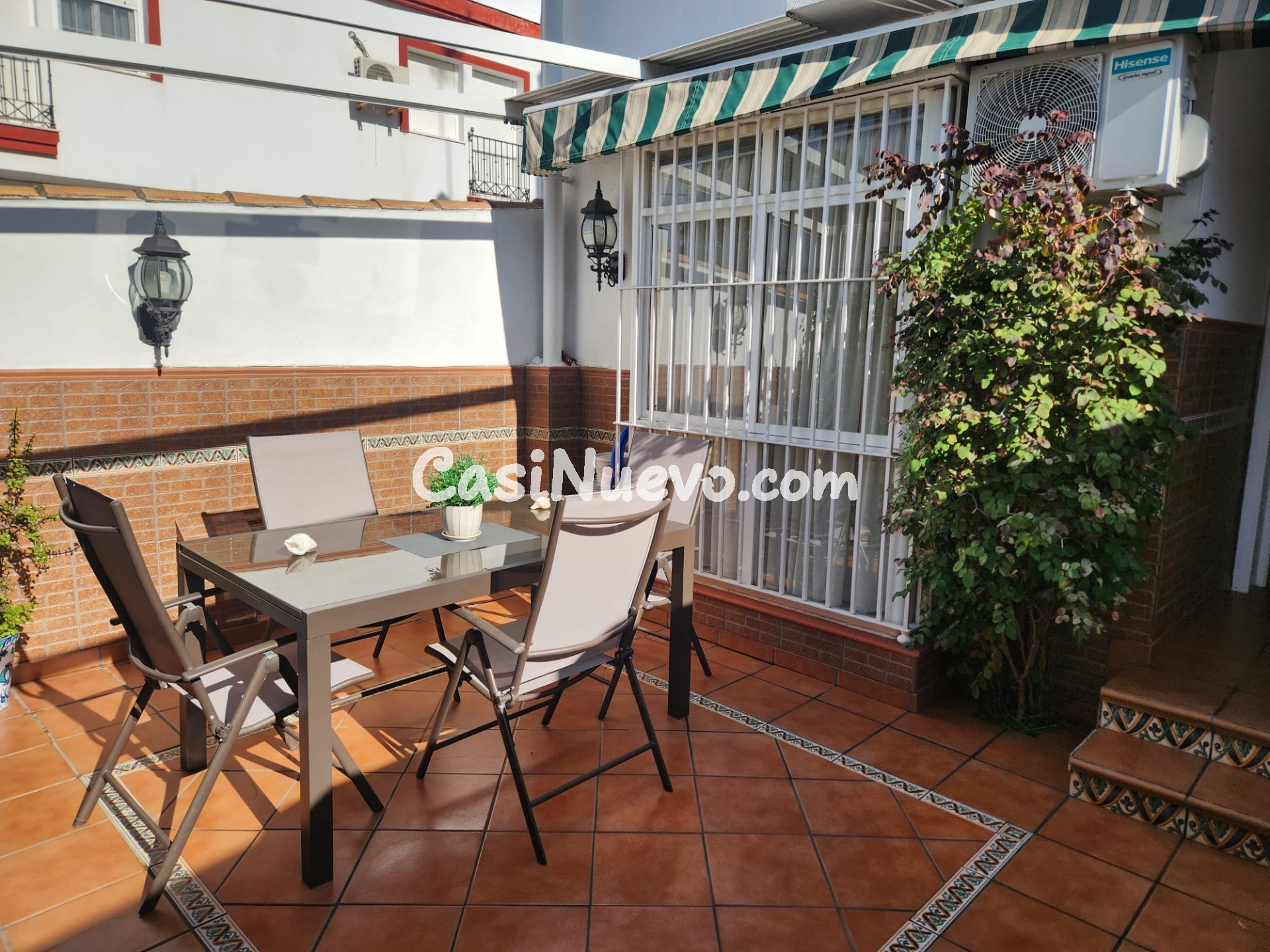 ADOSADO CON PATIO EXTERIOR Y 4 habitaciones