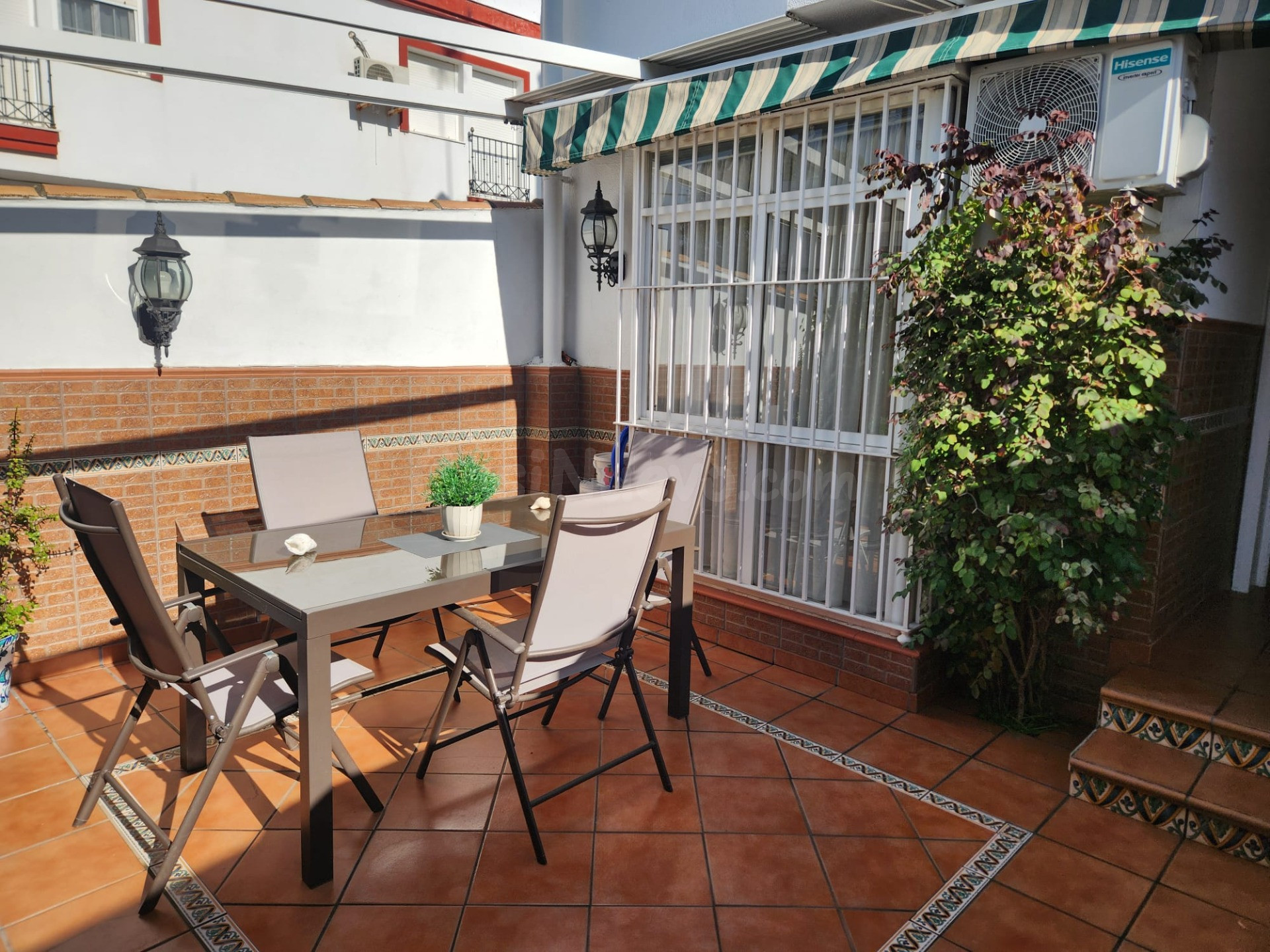 ADOSADO CON PATIO EXTERIOR Y 4 habitaciones