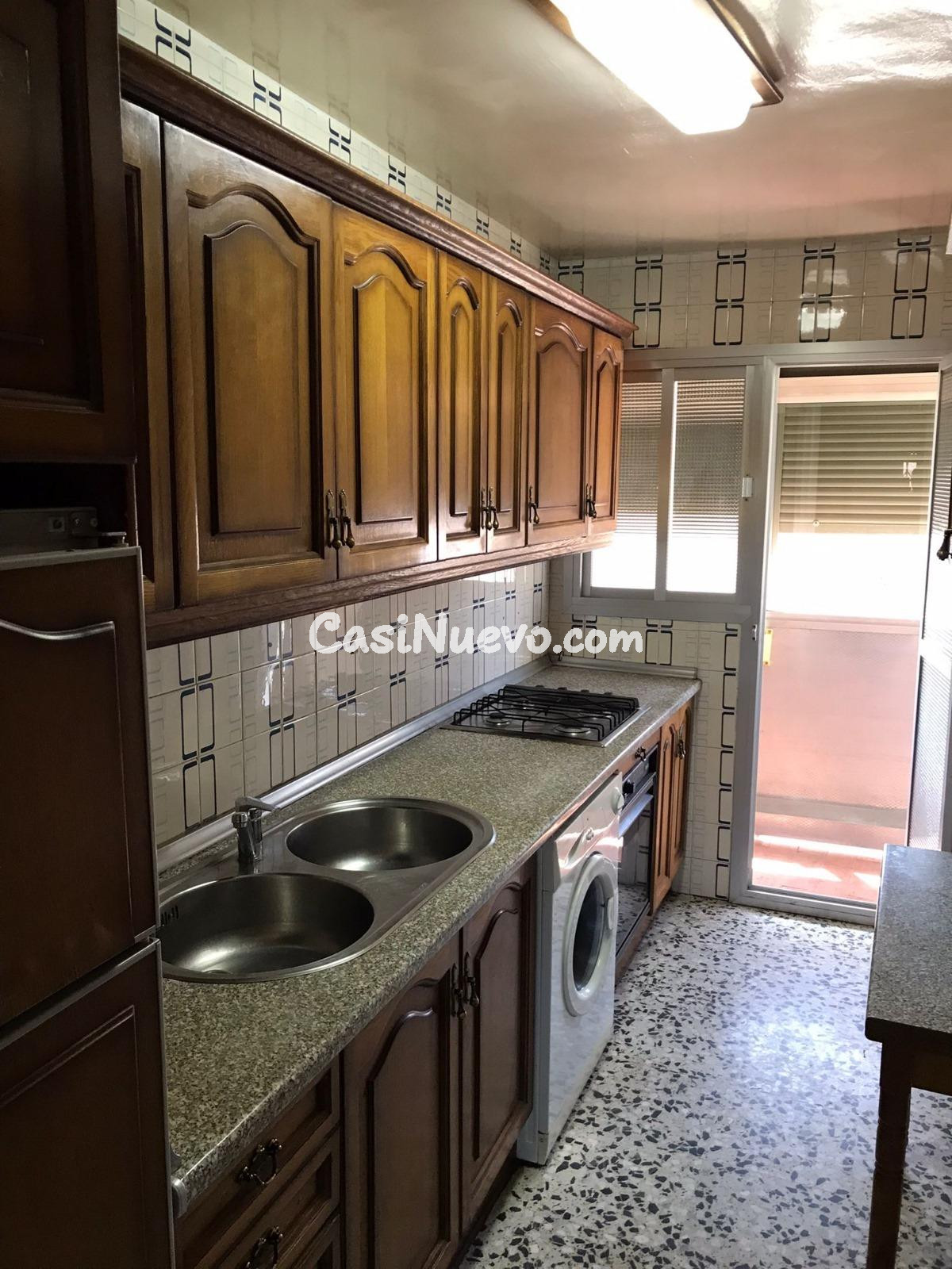 ALQUILER DE PISO DE 3 DORMITORIOS, 1 BAÑO, SALON, COCINA, LA - foto 3