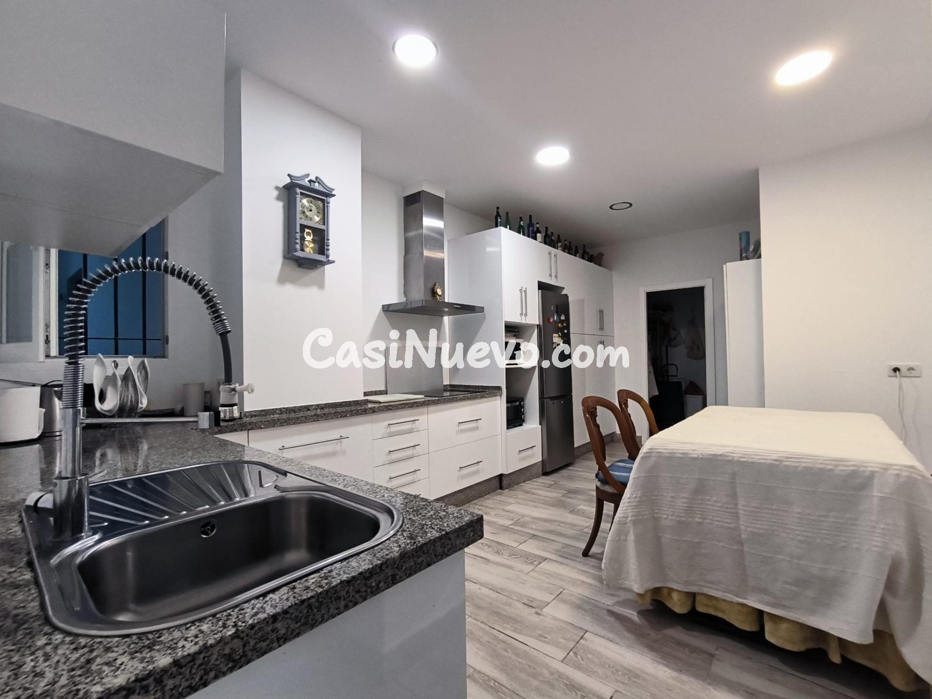 Amplia vivienda a escasos minutos de la glorieta de las Tres - foto 4