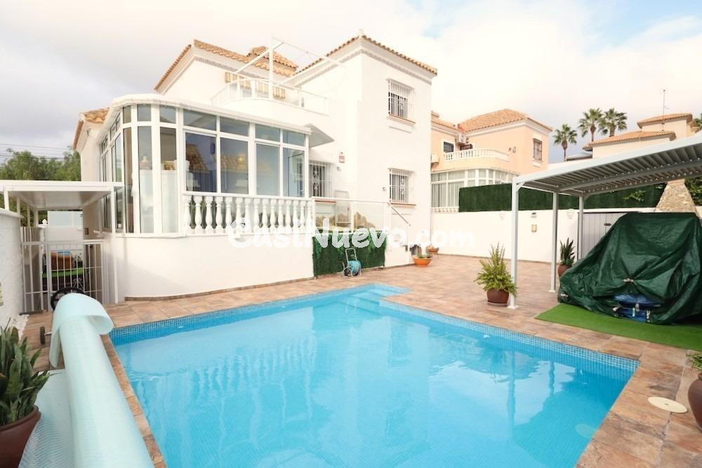Se vende lujosa villa de 4 dormitorios con piscina en Villam