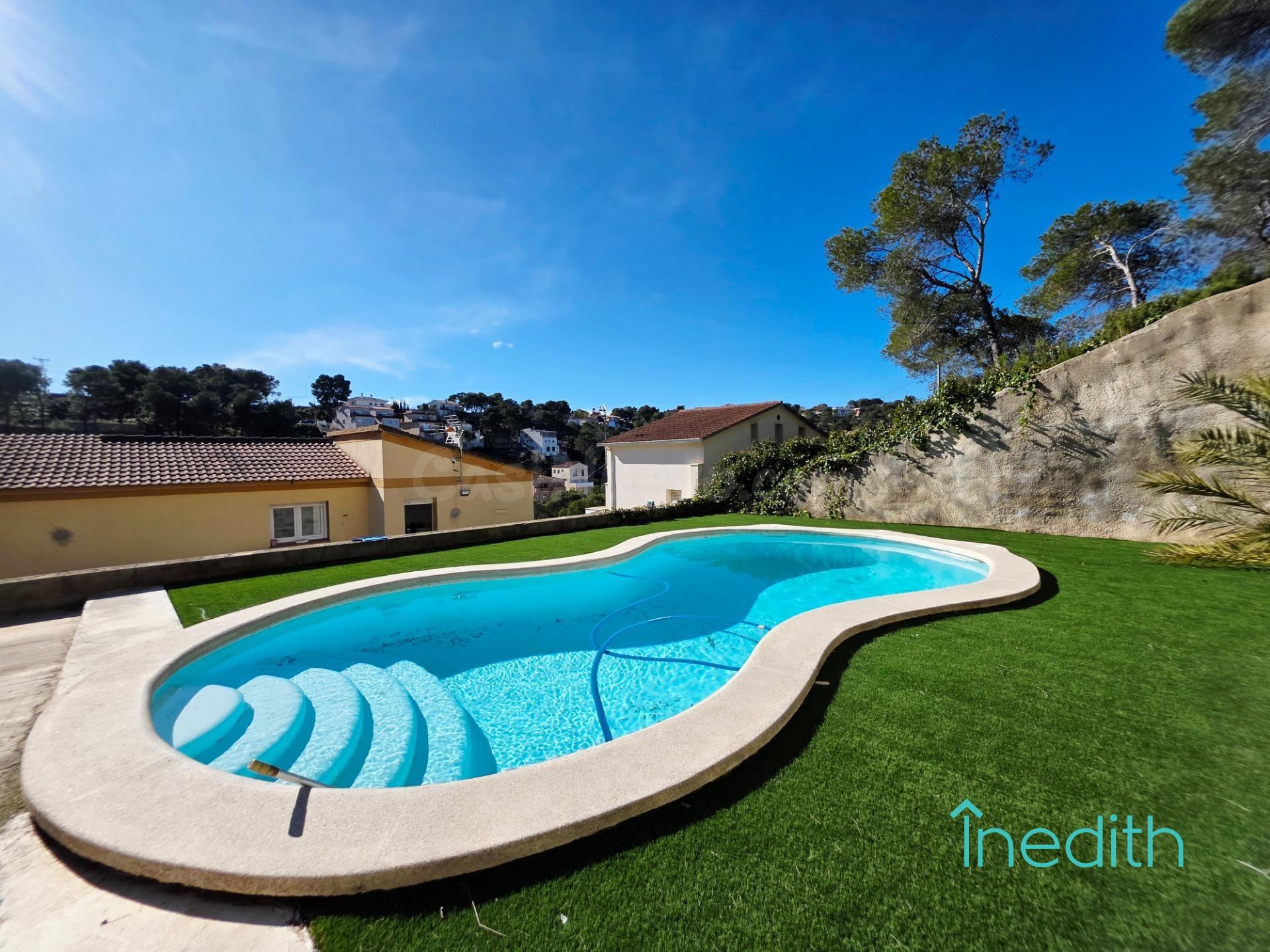 Bonita casa con vistas despejadas y jardines en Canyelles