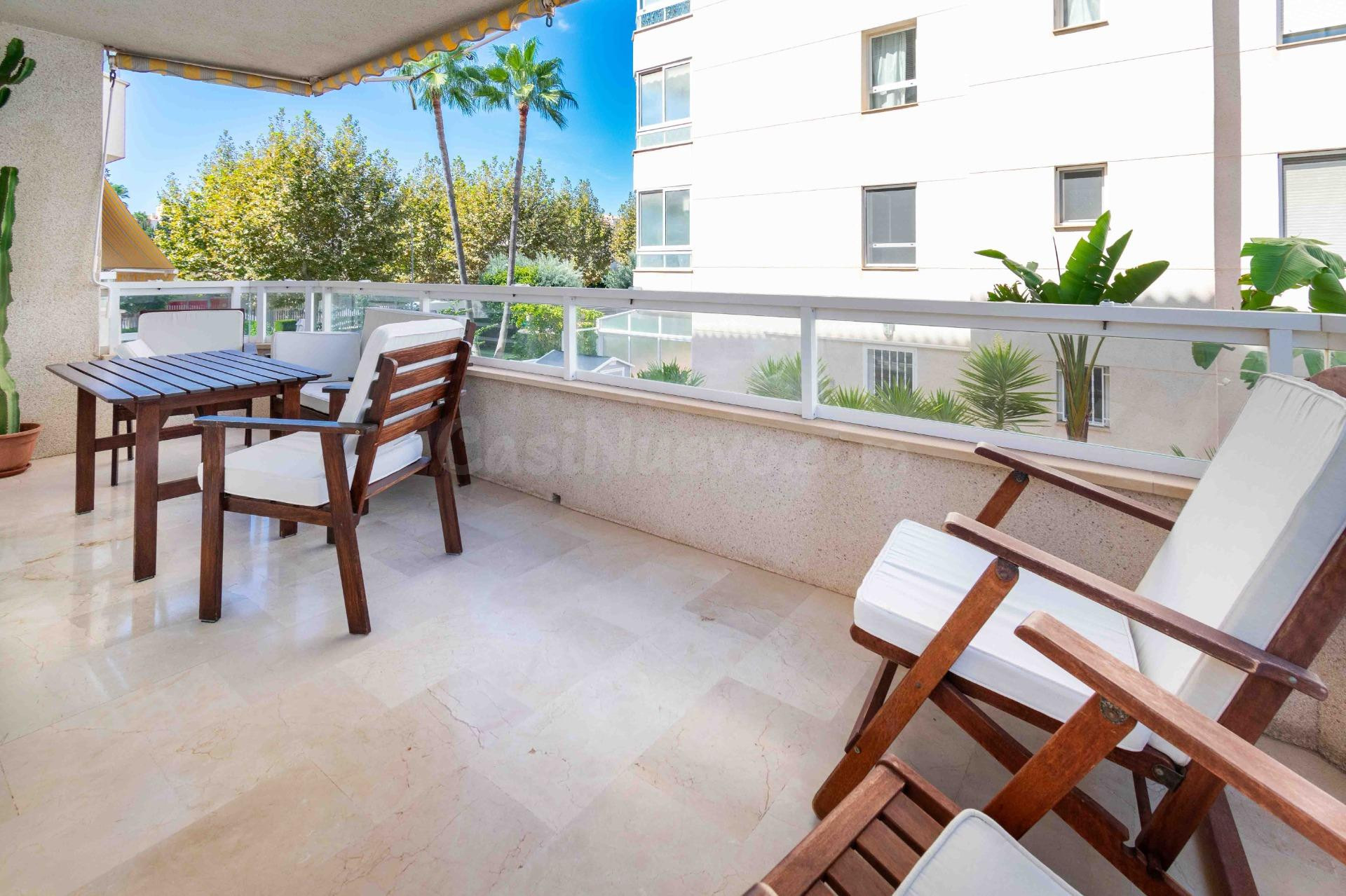 Apartamento de esquina de 3 dormitorios, 2 baños, parking y piscina climatizada