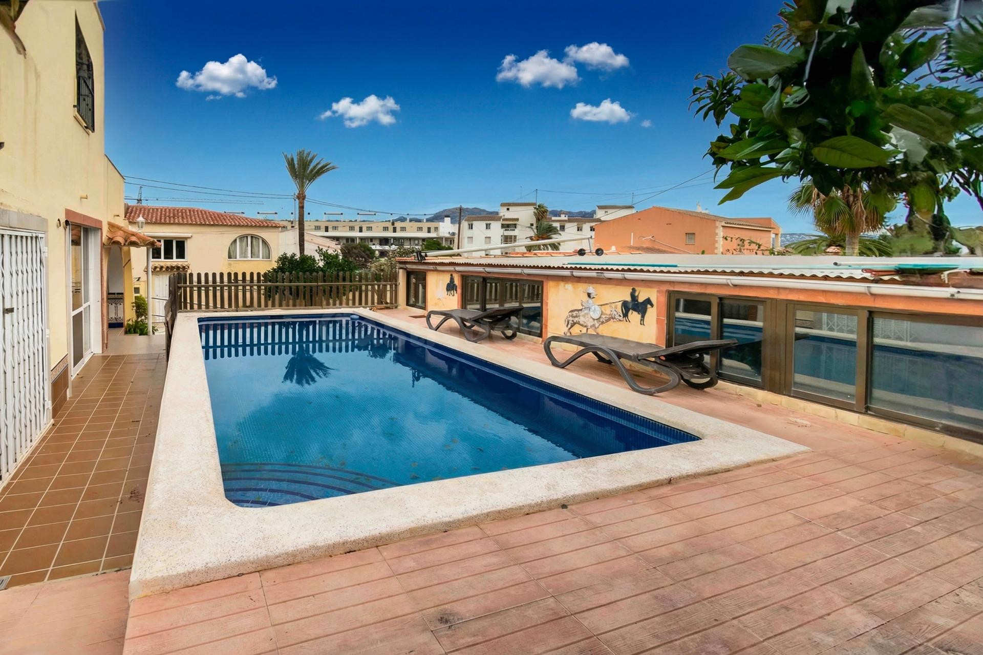 Planta baja de céntrico chalet en el Albir, con cuatro dormitorios, piscina, garaje y parcela de 440m2