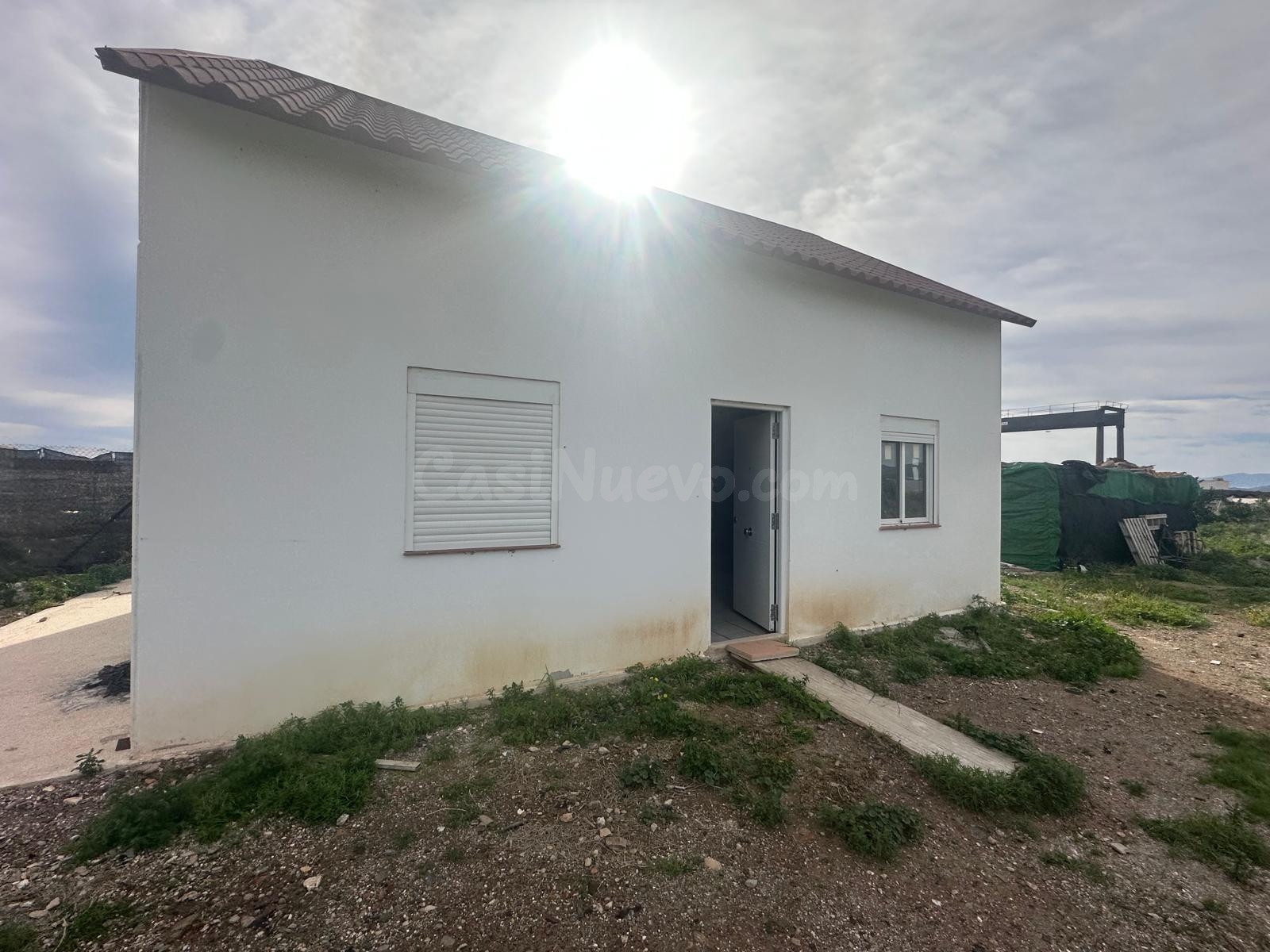 TERRENO EN LAS AZURRADERAS CON CASA NUEVA POR TERMINAR - foto 2