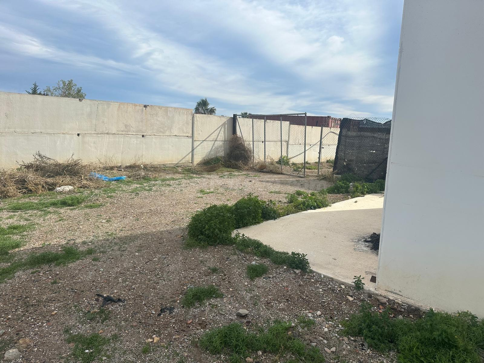 TERRENO EN LAS AZURRADERAS CON CASA NUEVA POR TERMINAR - foto 3