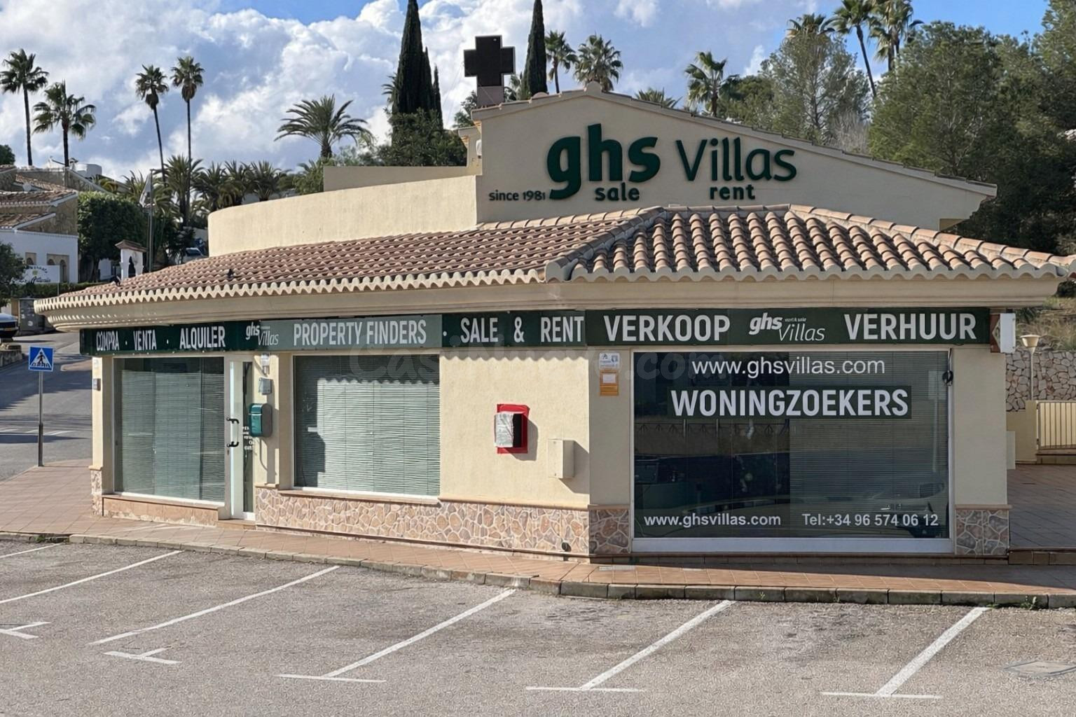 Centro comercial en venta en Teulada – 8 locales, garajes y  - foto 3