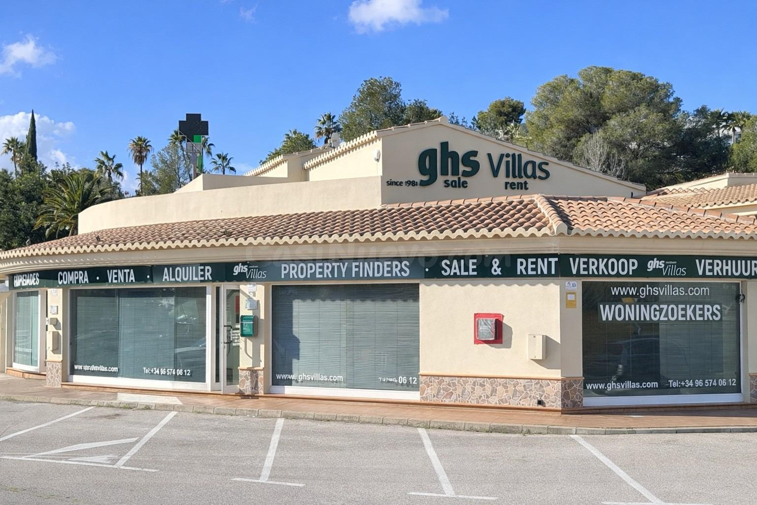Centro comercial en venta en Teulada – 8 locales, garajes y  - foto 5