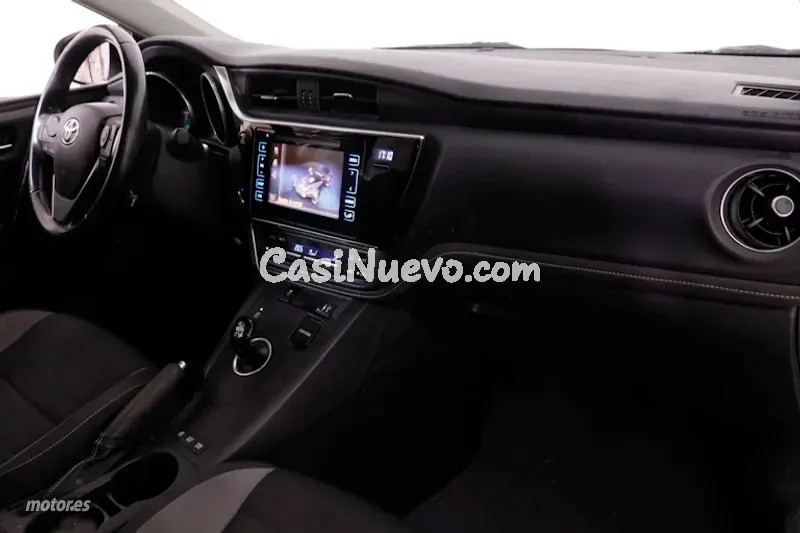 Toyota Auris - foto 12