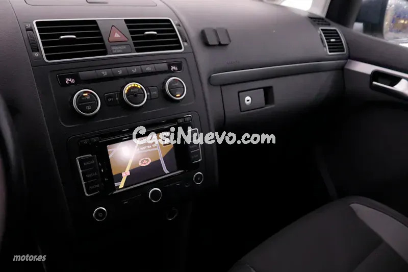 Volkswagen Touran - foto 14