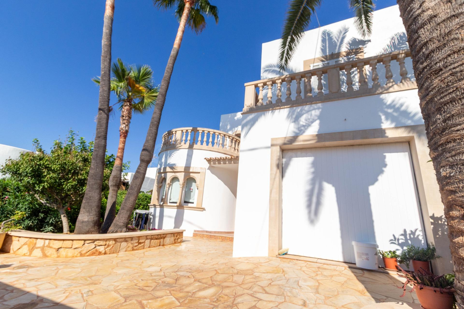 Vivienda unifamiliar con piscina y amplias terrazas en Cala  - foto 4
