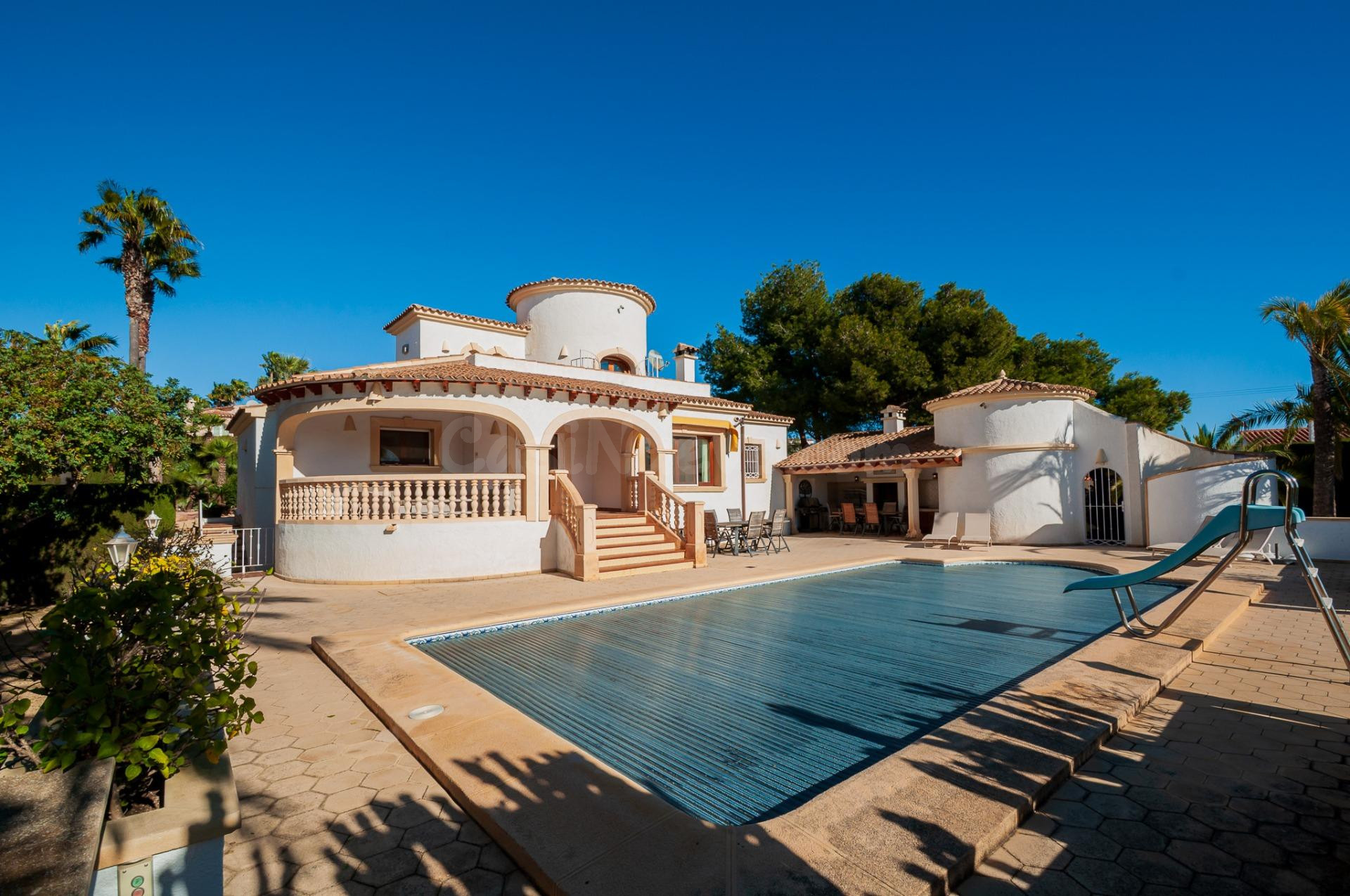 Vivienda esquinera exclusiva con piscina climatizada, vistas