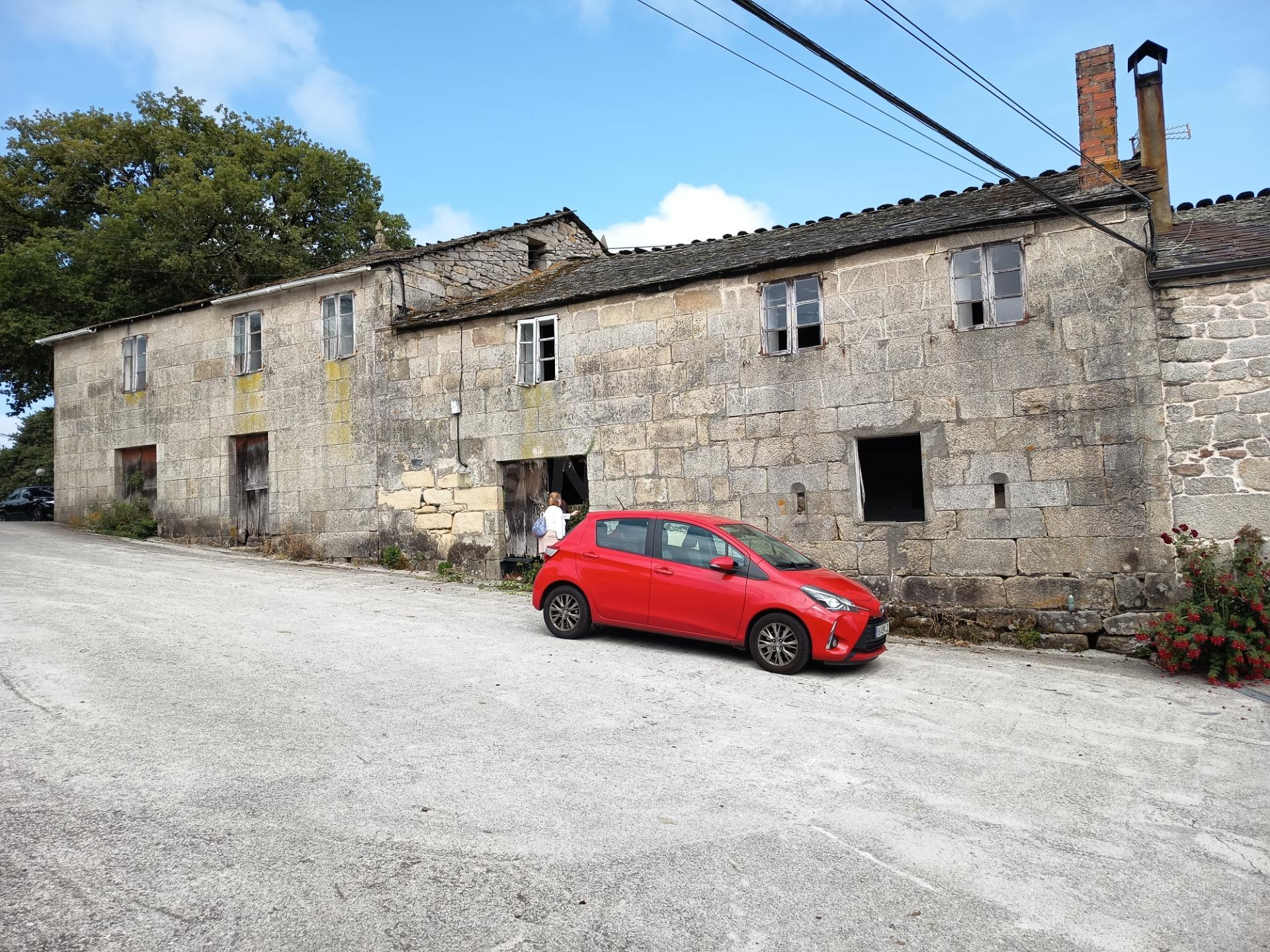 Casa señorial, de piedra, con finca aneja de 3.500 m2, en suelo urbano
