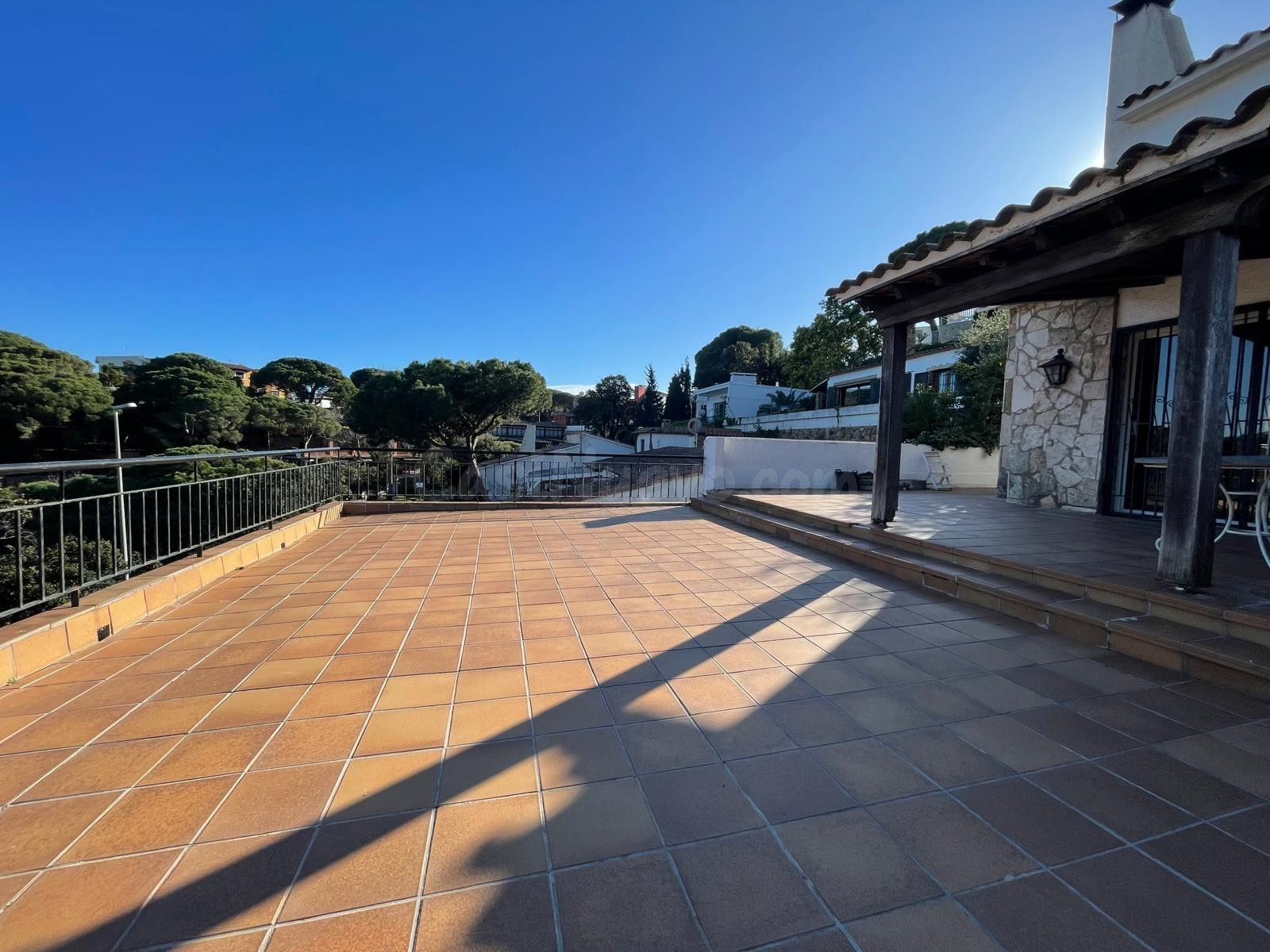 Casa adosada con gran potencial a pocos minutos de la playa 