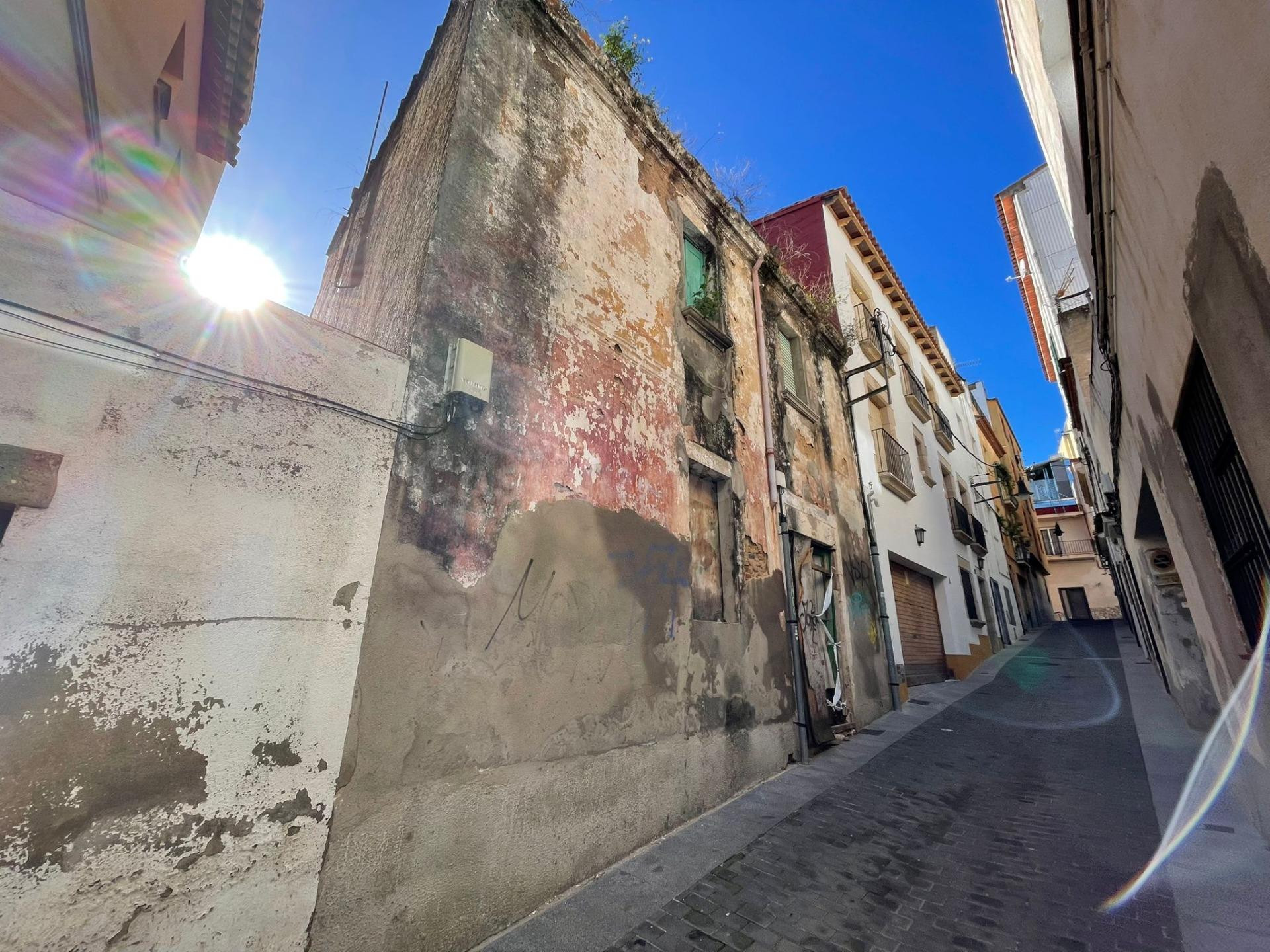 Casa en ruinas con gran potencial cerca de la playa principa
