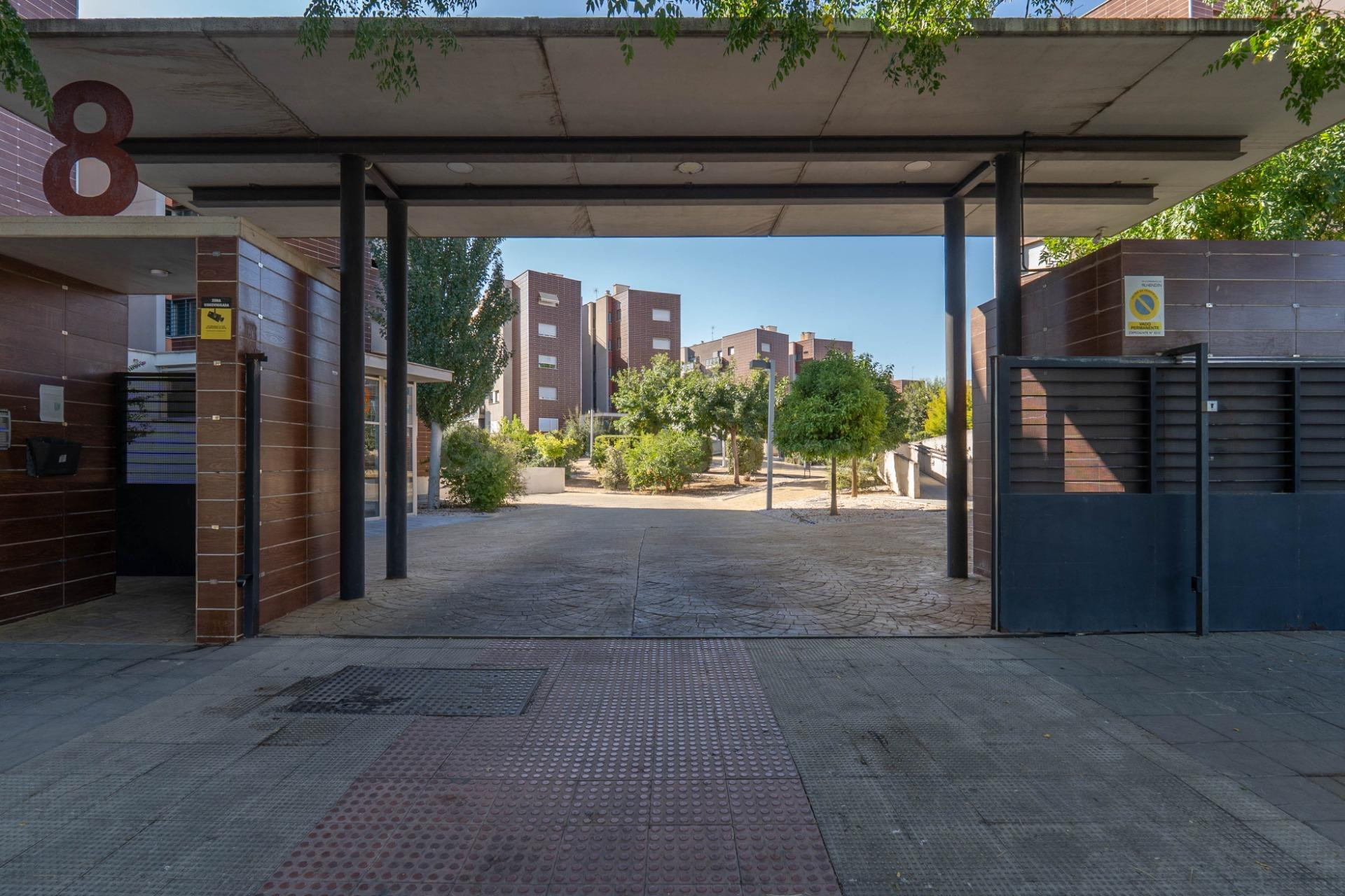 Oportunidad Única: Plaza de Garaje en Urb Novosur Alhendín