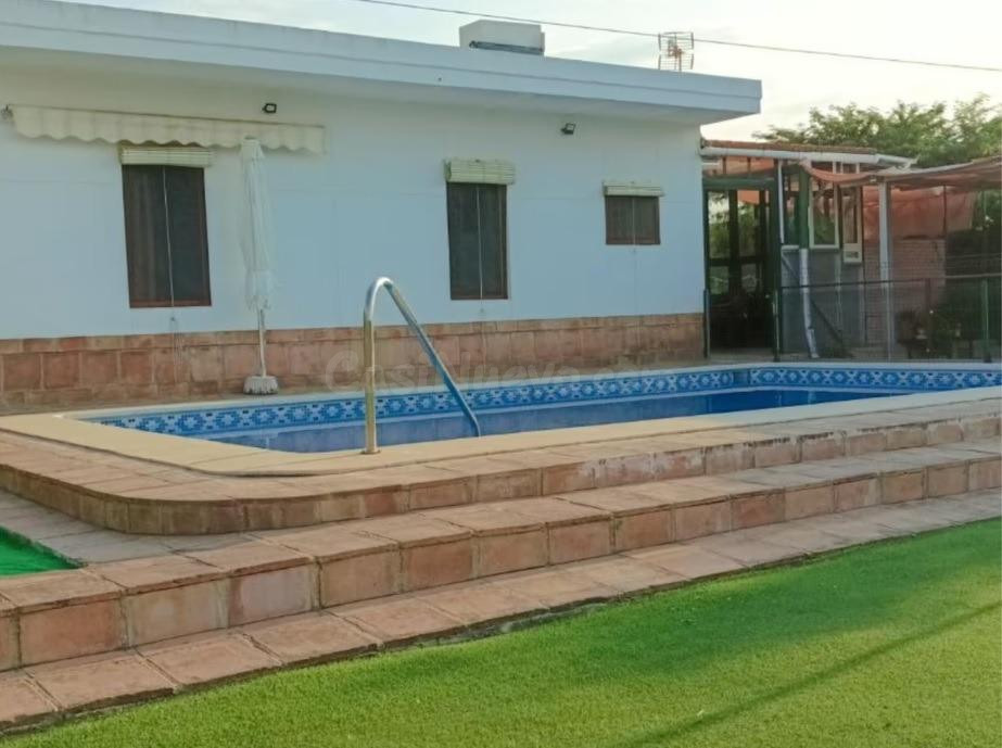 Acogedora vivienda con gran parcela de 1.400 m2 y piscina en - foto 2