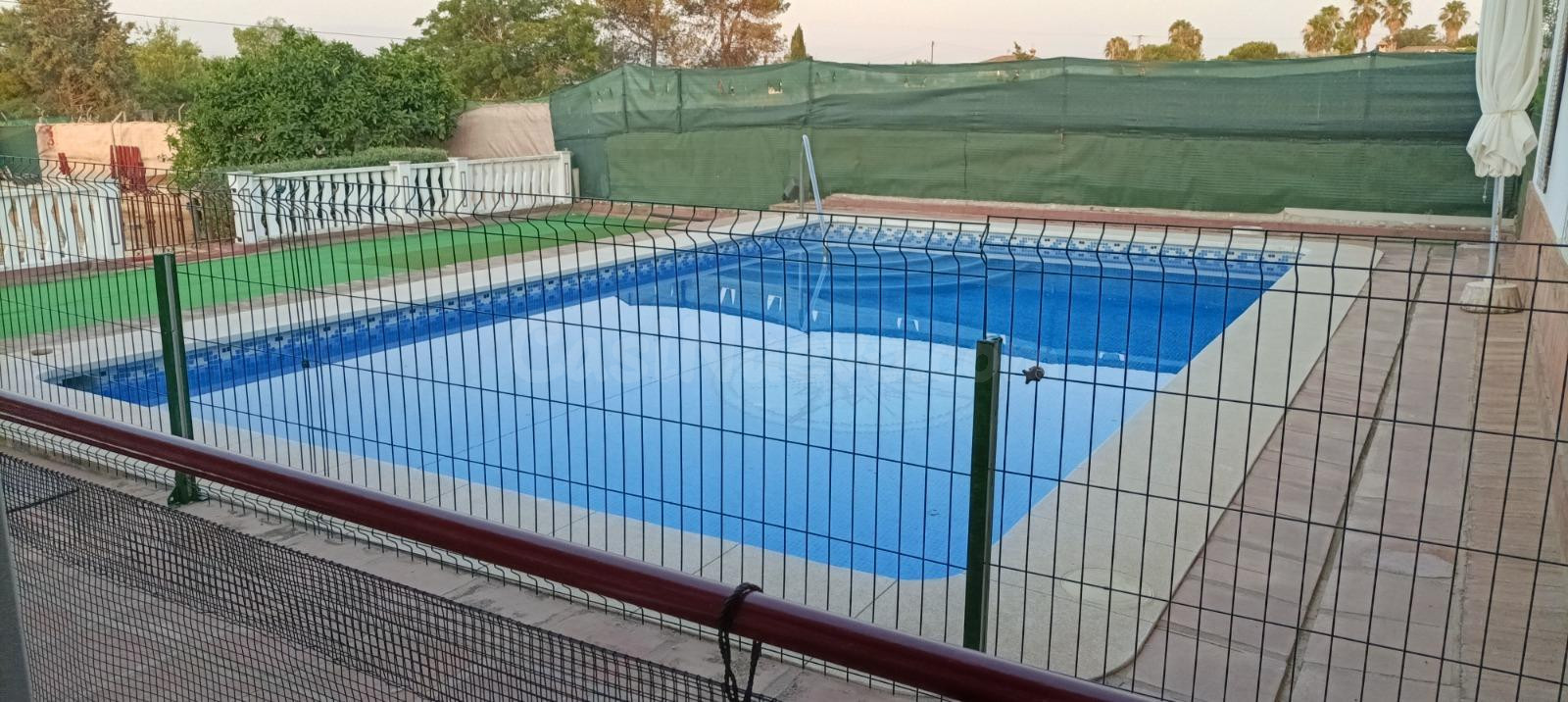 Acogedora vivienda con gran parcela de 1.400 m2 y piscina en - foto 3
