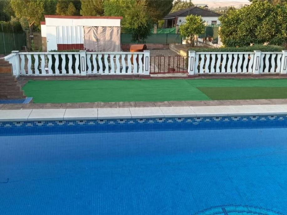Acogedora vivienda con gran parcela de 1.400 m2 y piscina en - foto 4