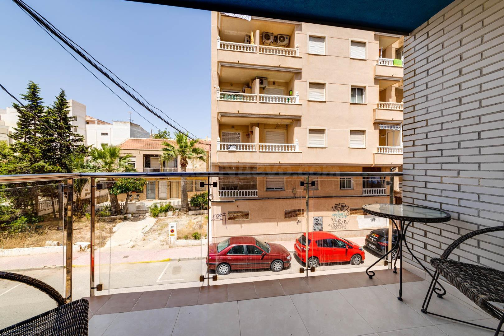 SE VENDE ESTUDIO EN PRIMERA LINEA DE LA PLAYA EN TORREVIEJA  - foto 5
