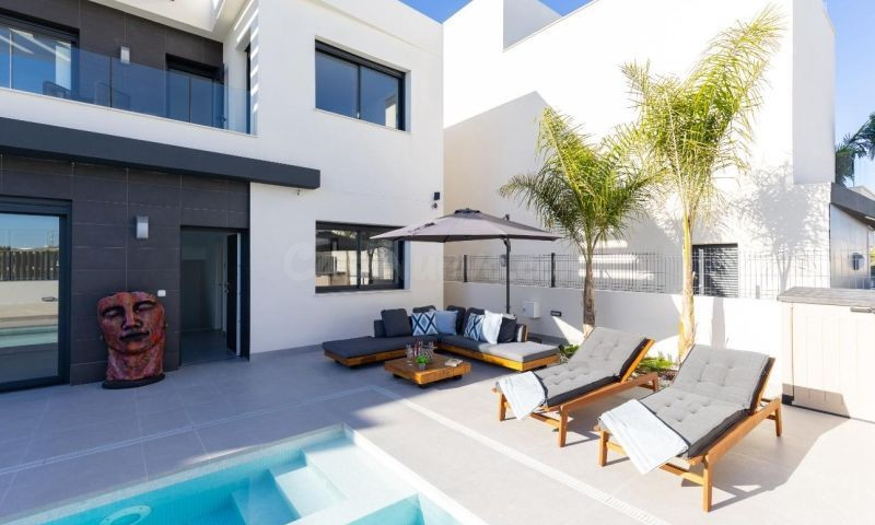 VILLA DE 3 DORMITORIOS Y 2 BAÑOS EN ALGORFA (ALICANTE) - foto 2