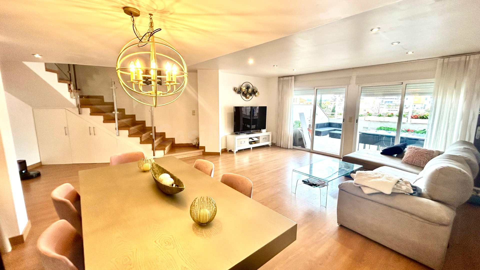 Exclusiva vivienda con piscina privada y garaje en El Hornil