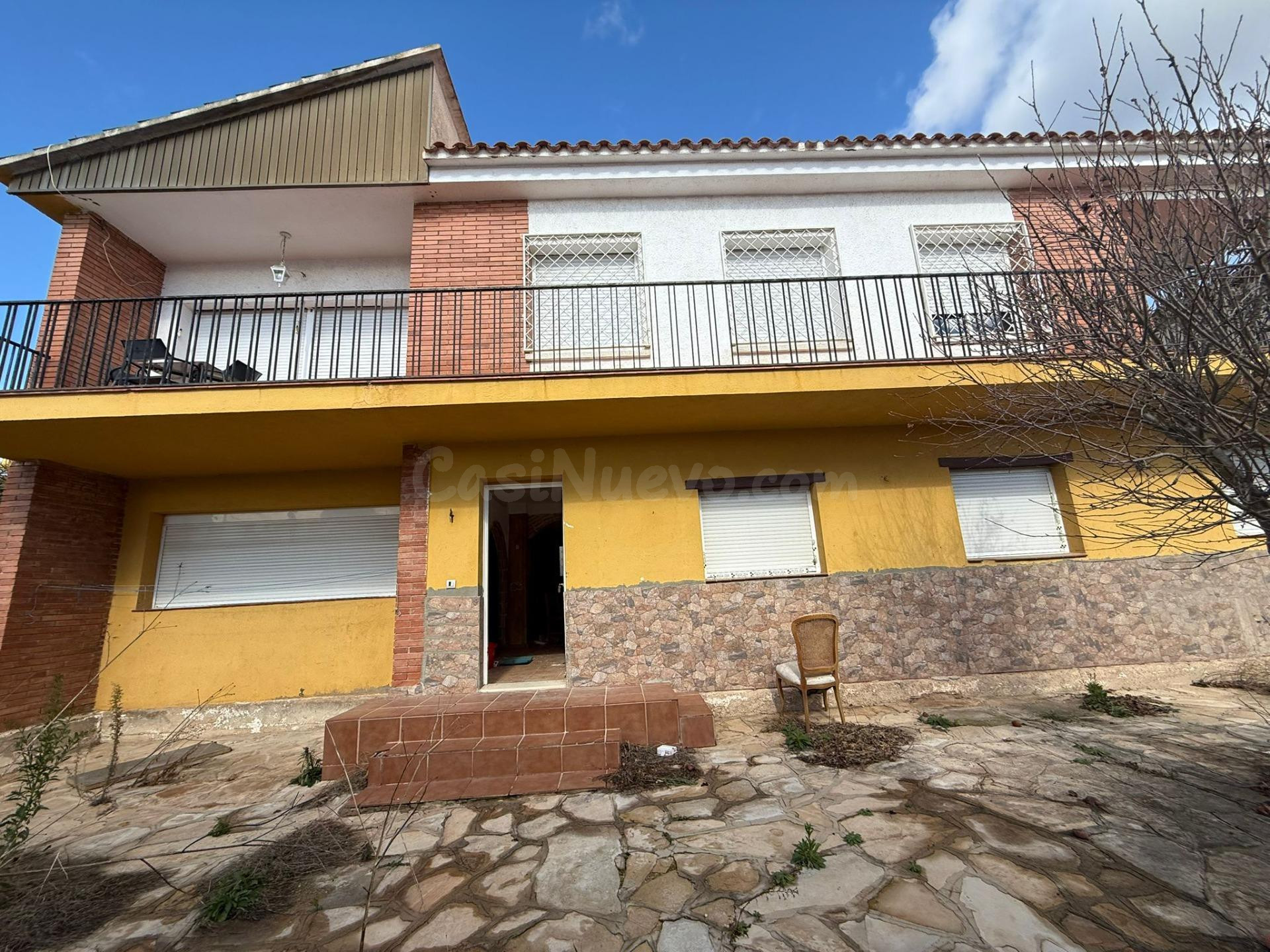 Chalet con dos viviendas independientes para rehabilitar en 