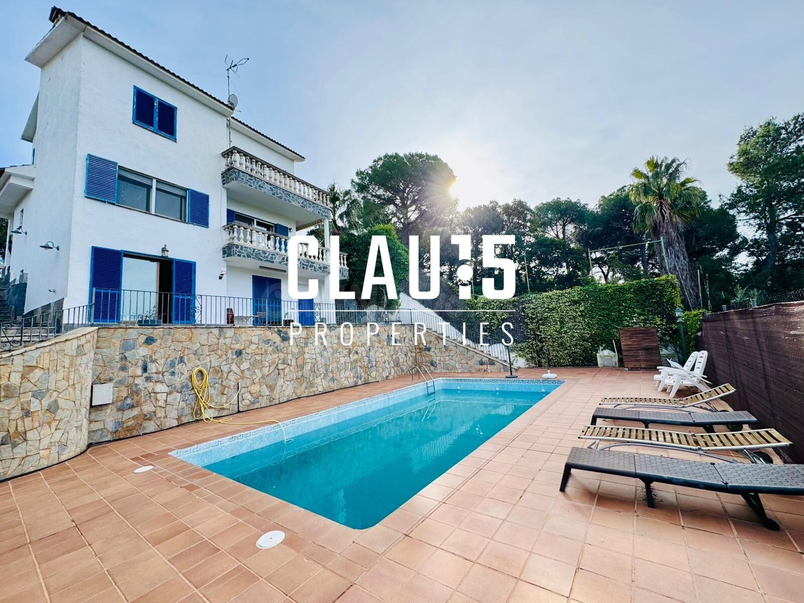 Casa unifamiliar en venta en Sant Cebrià de Vallalta con piscina, jardín y vistas impresionantes