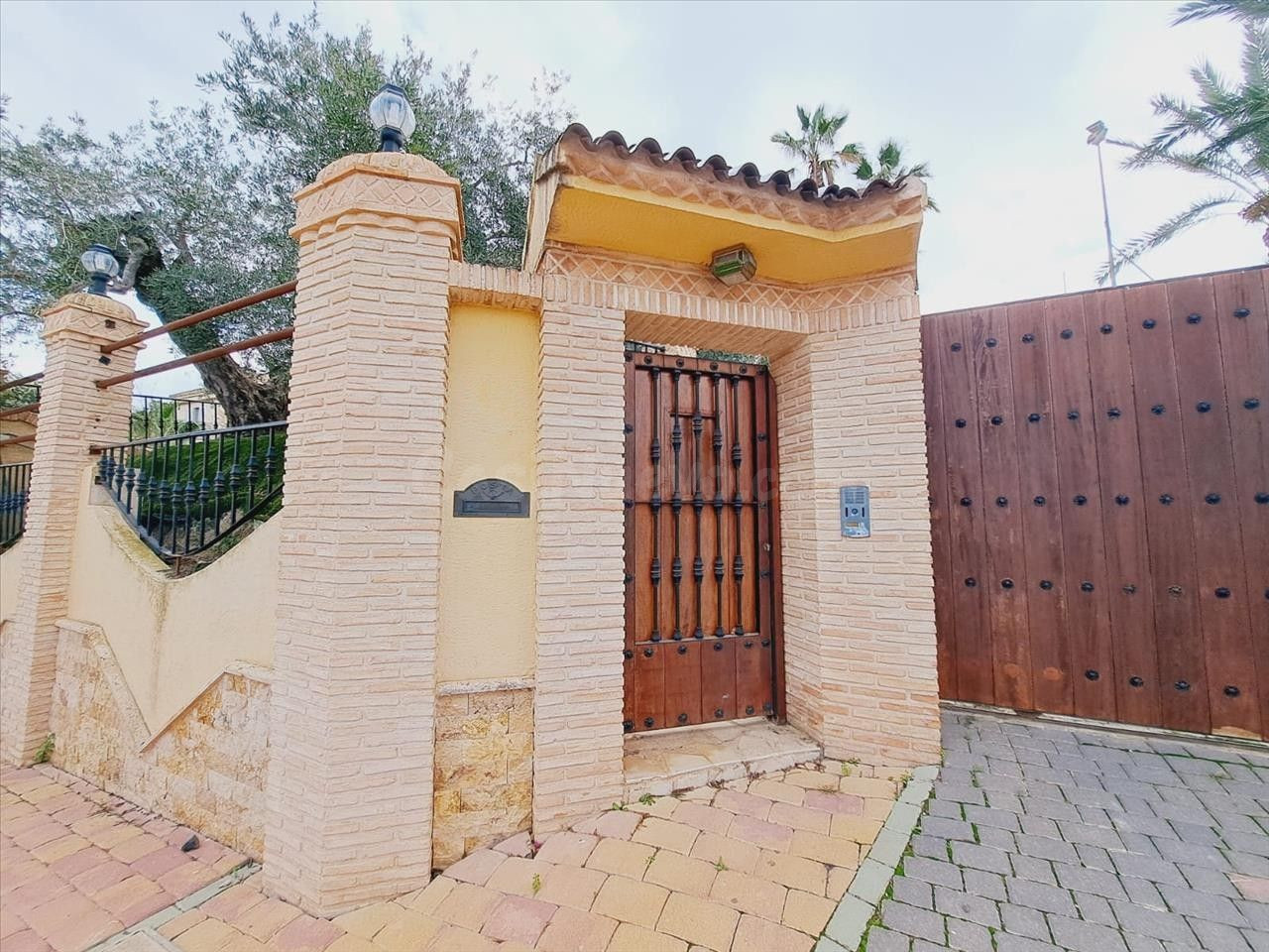 Oportunidad Única en La Alcayna: Vivienda Unifamiliar con Amplio Potencial