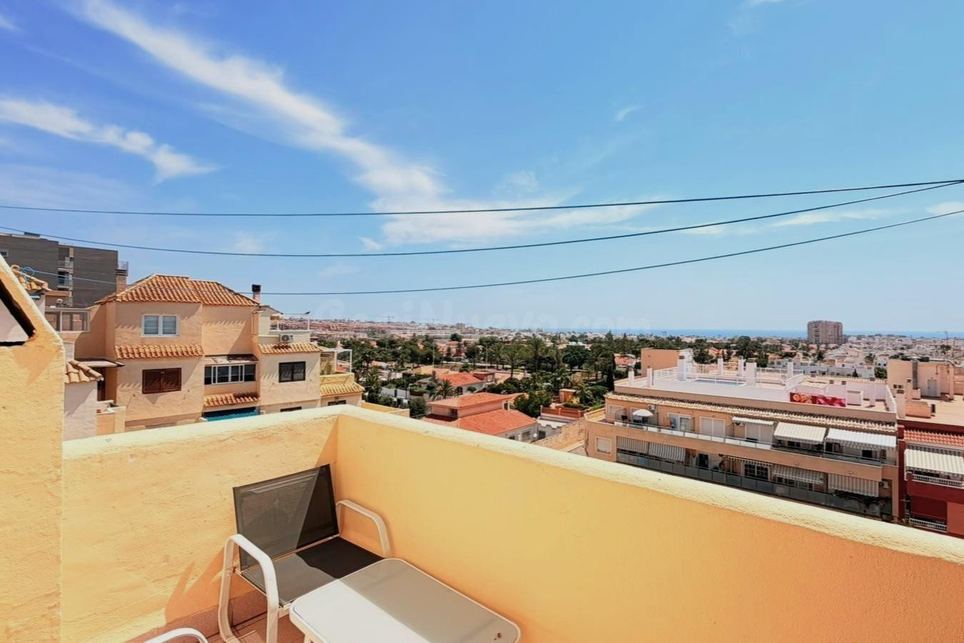 Acogedor ático pequeño (aprox. 35 m2 - 6.ª planta) con gran piscina comunitaria, vistas al mar ¡y licencia turística!
