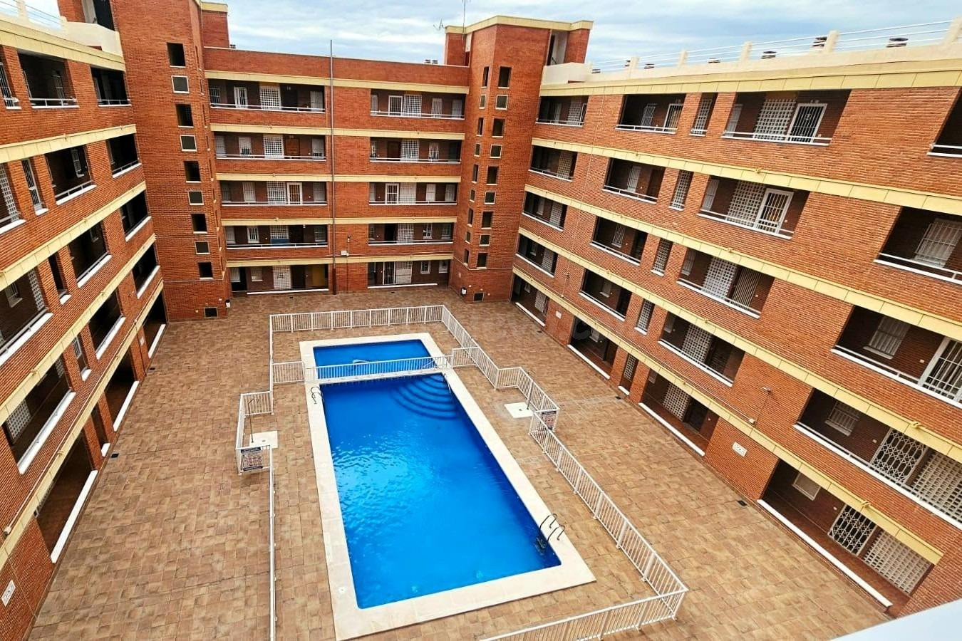 Ático espacioso y bien cuidado (86 m2 - 4.ª planta) con 2 dormitorios, gran piscina ¡y a tan solo 150 m del mar!