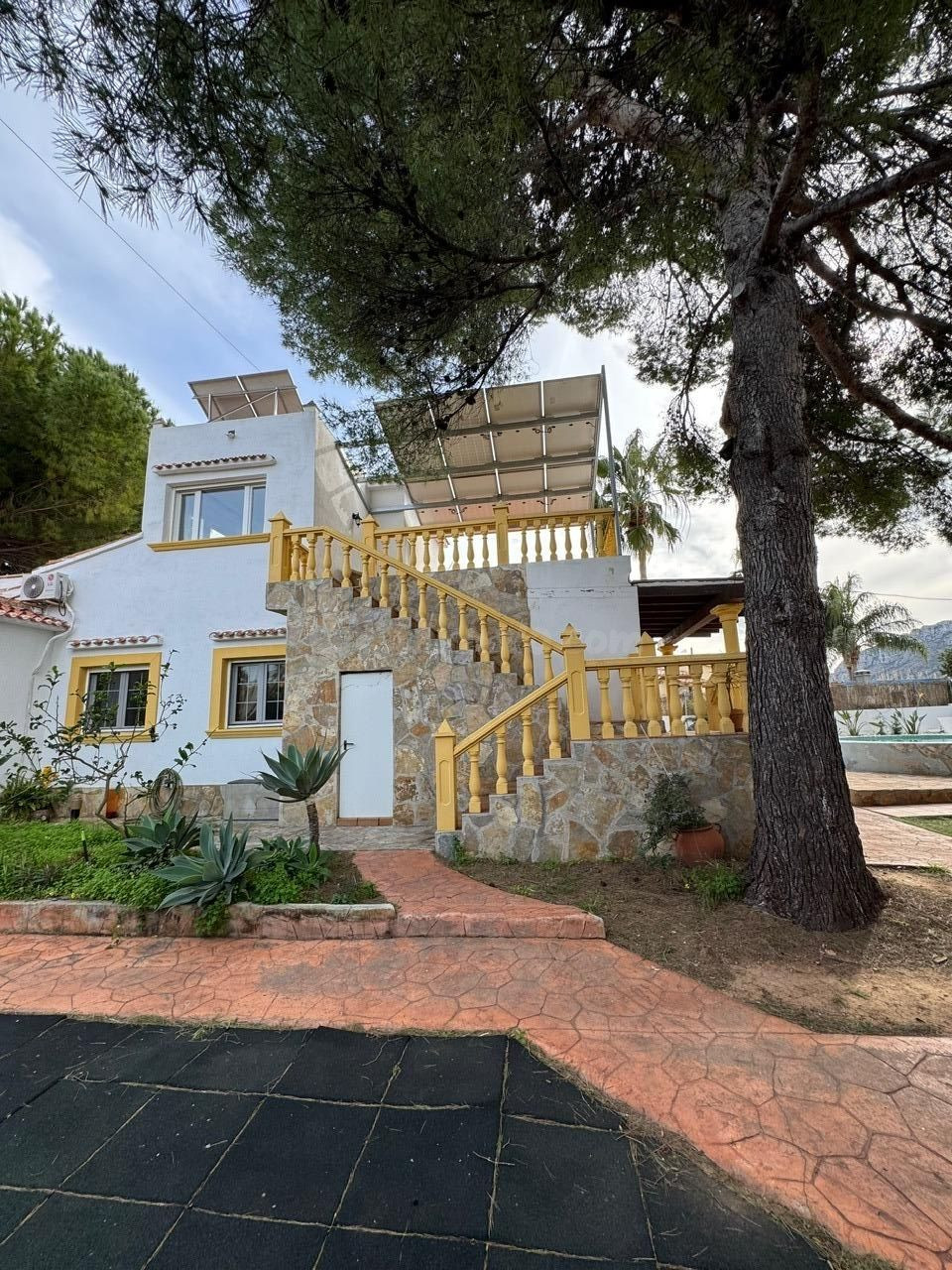 Moderno chalet en Denia con vistas al mar y montañas